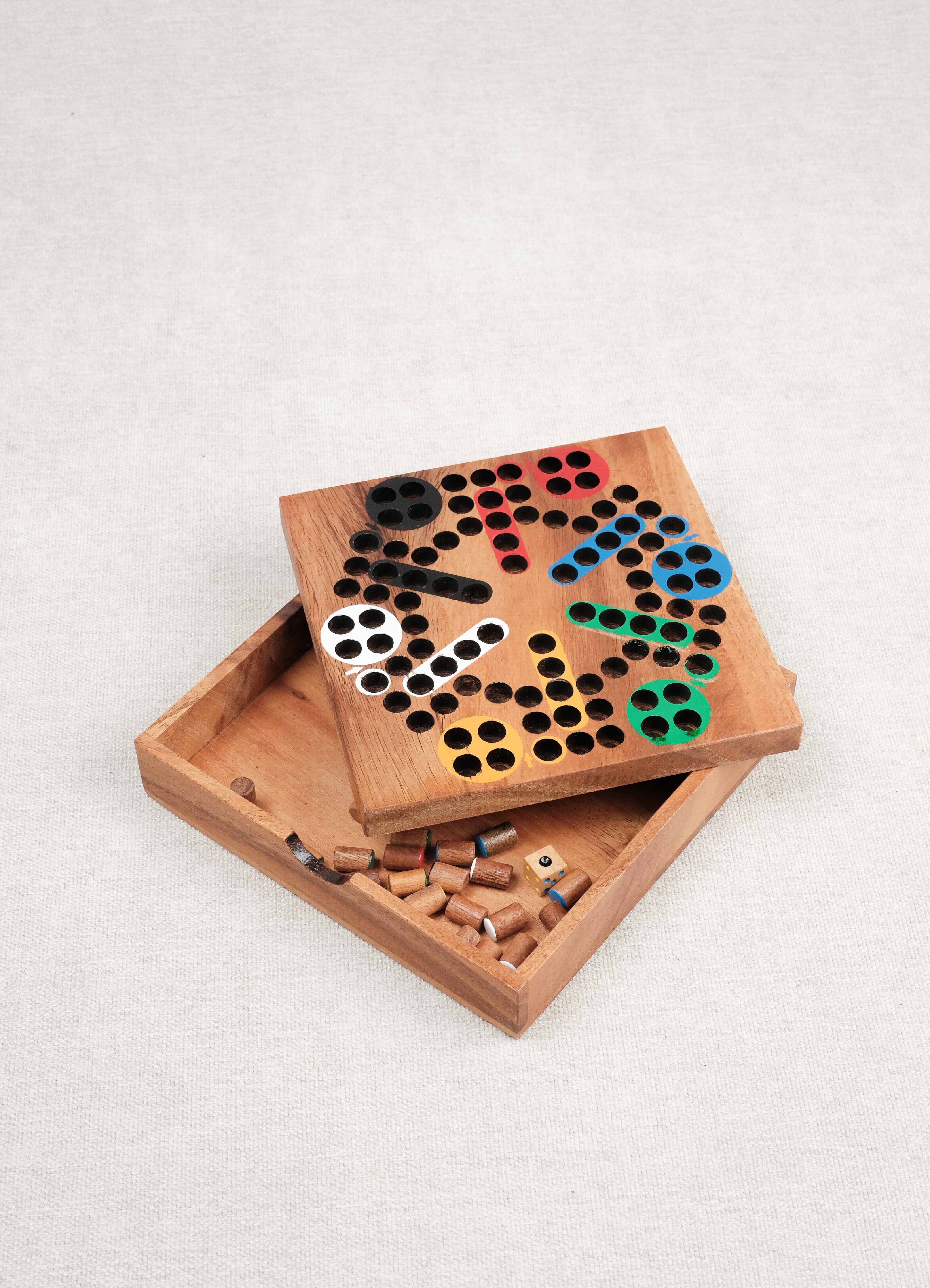 Coffret de rangement en bois avec les pions colorés