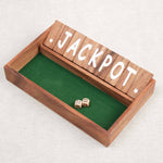 Jeu Ferme la Boîte petit modèle avec chiffres visibles et dés lancés.