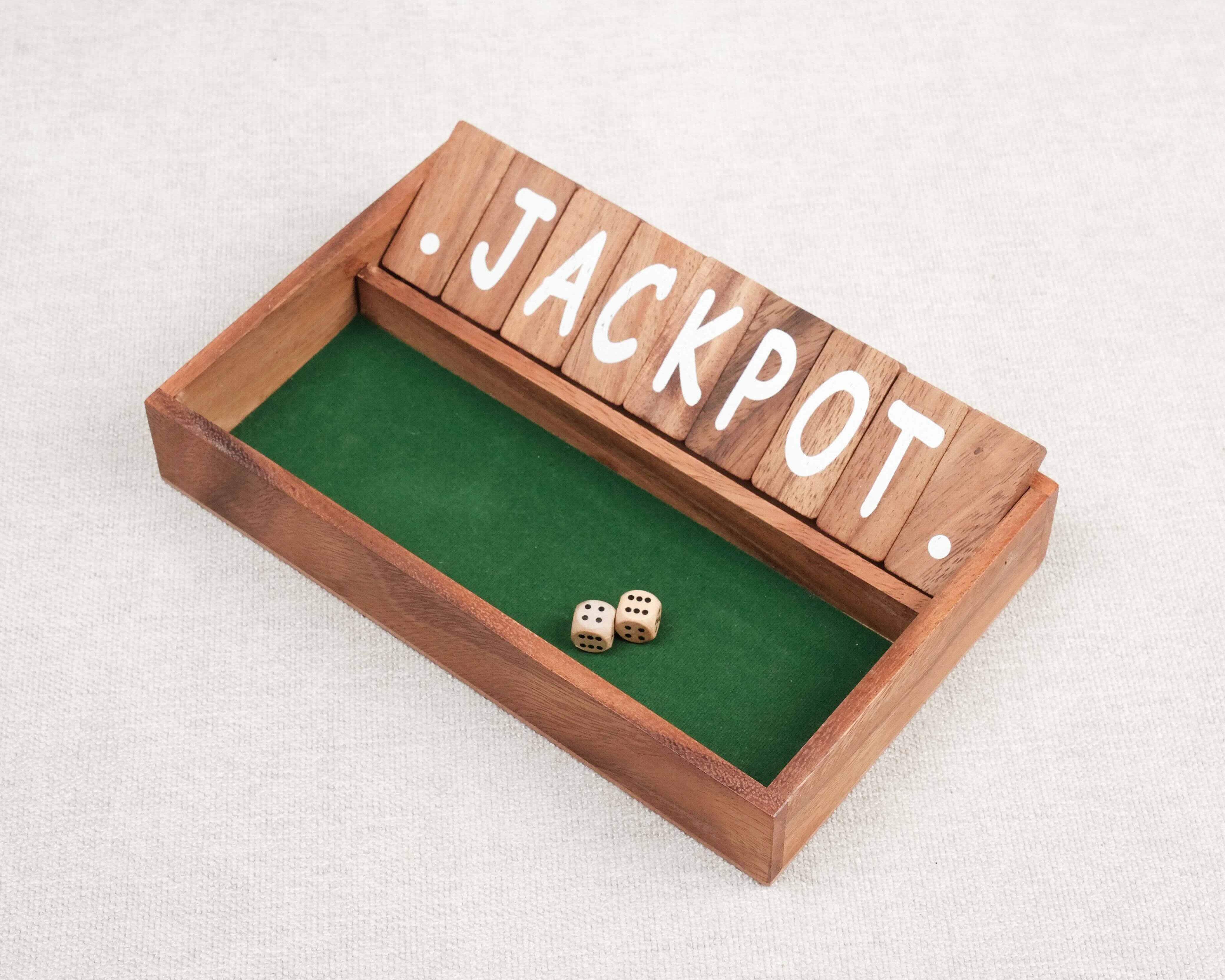 Jeu Ferme la Boîte petit modèle avec chiffres visibles et dés lancés.