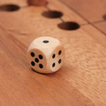 Dé en bois sérigraphié utilisé pour le jeu Barricade