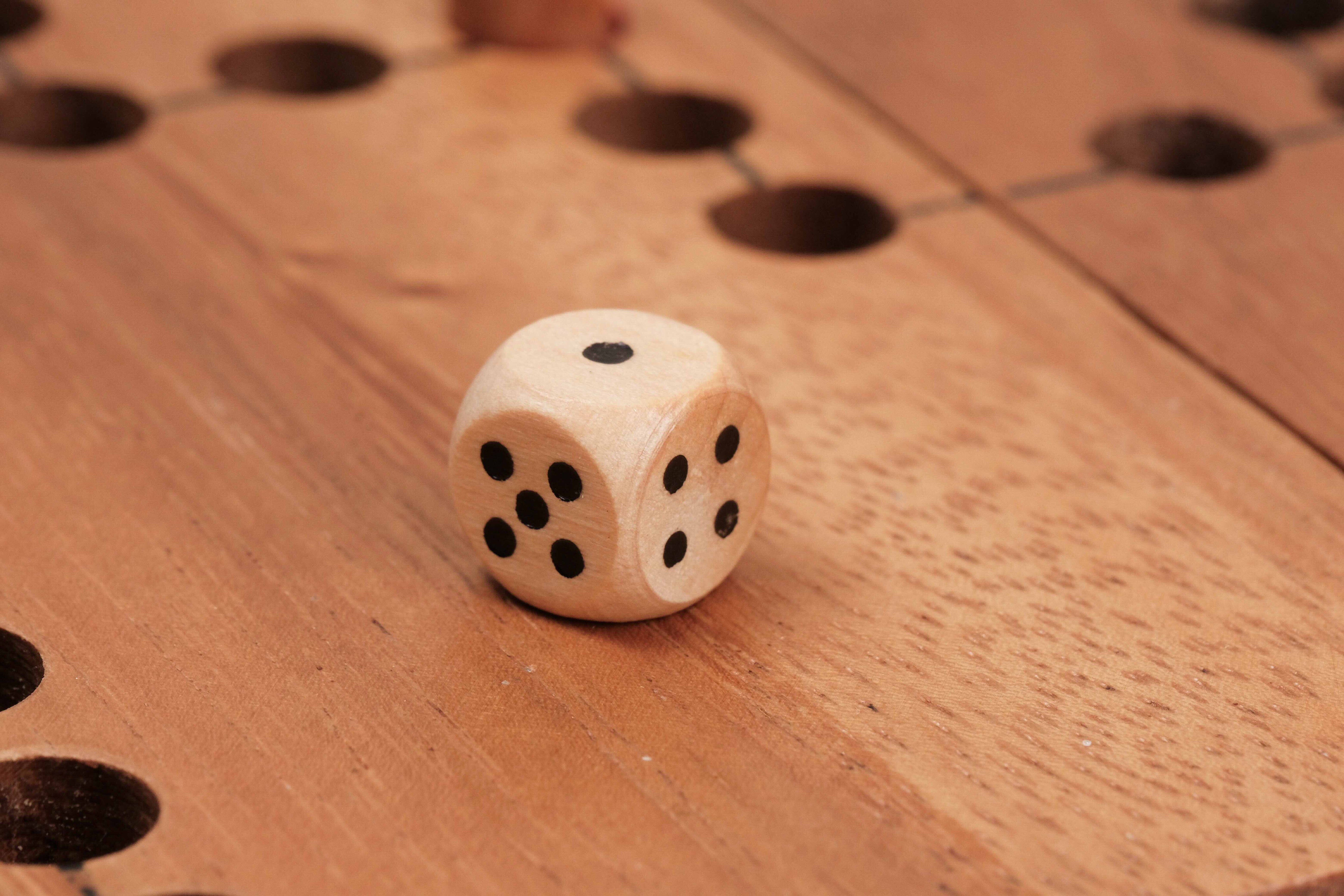 Dé en bois sérigraphié utilisé pour le jeu Barricade