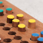 Gros plan sur les pions colorés du jeu Barricade