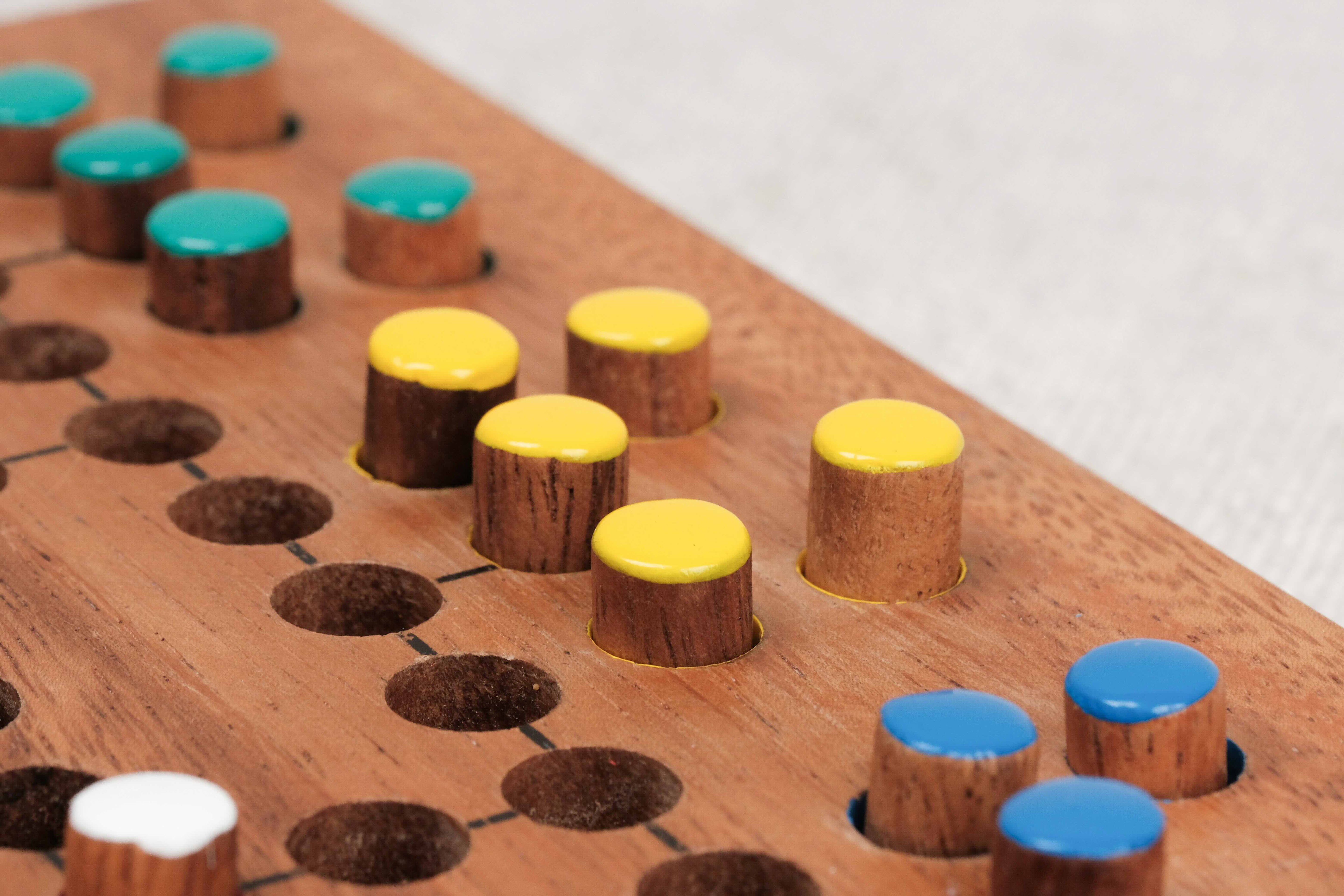 Gros plan sur les pions colorés du jeu Barricade