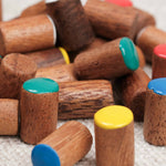 Pions en bois colorés du jeu Barricade