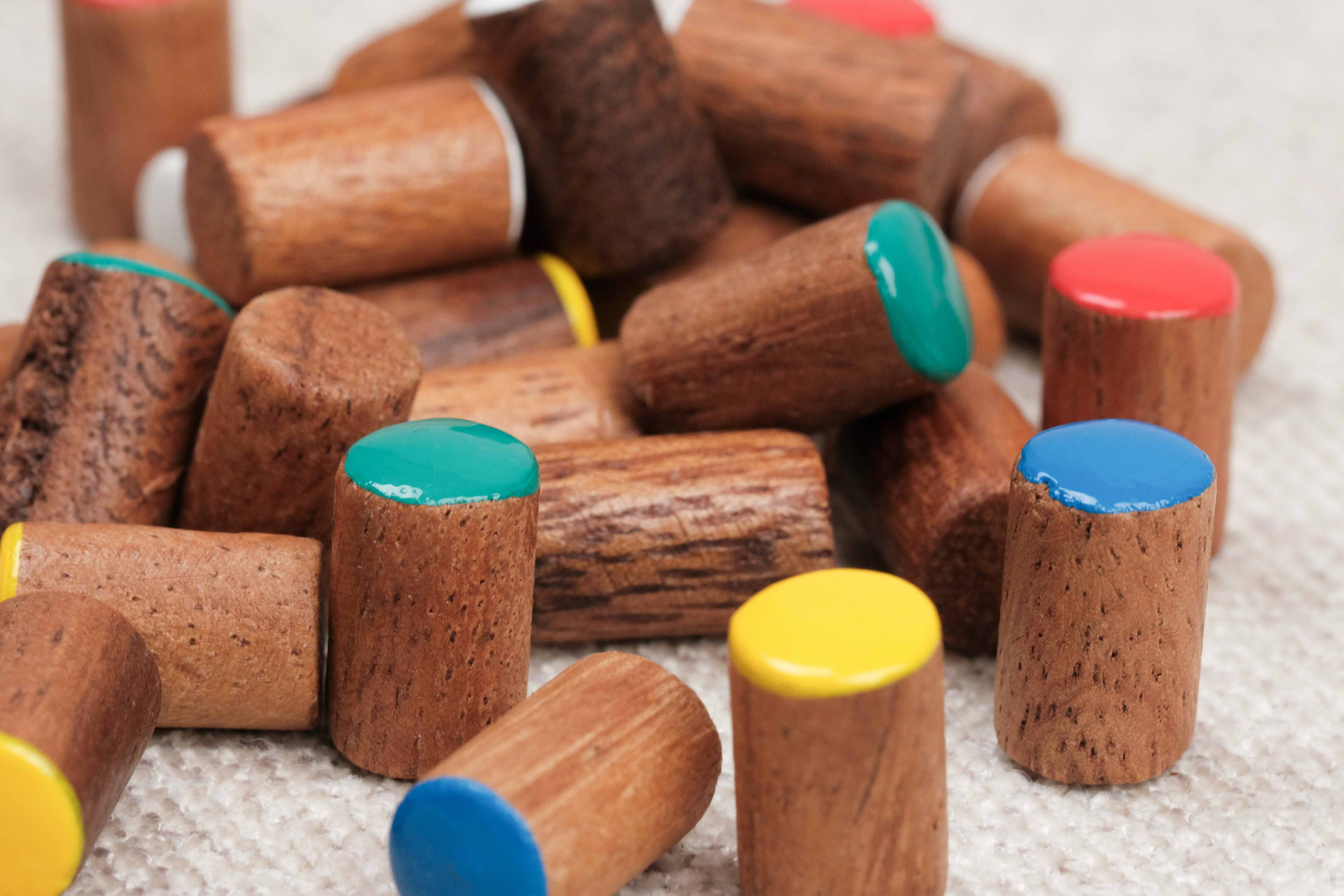 Pions en bois colorés du jeu Barricade