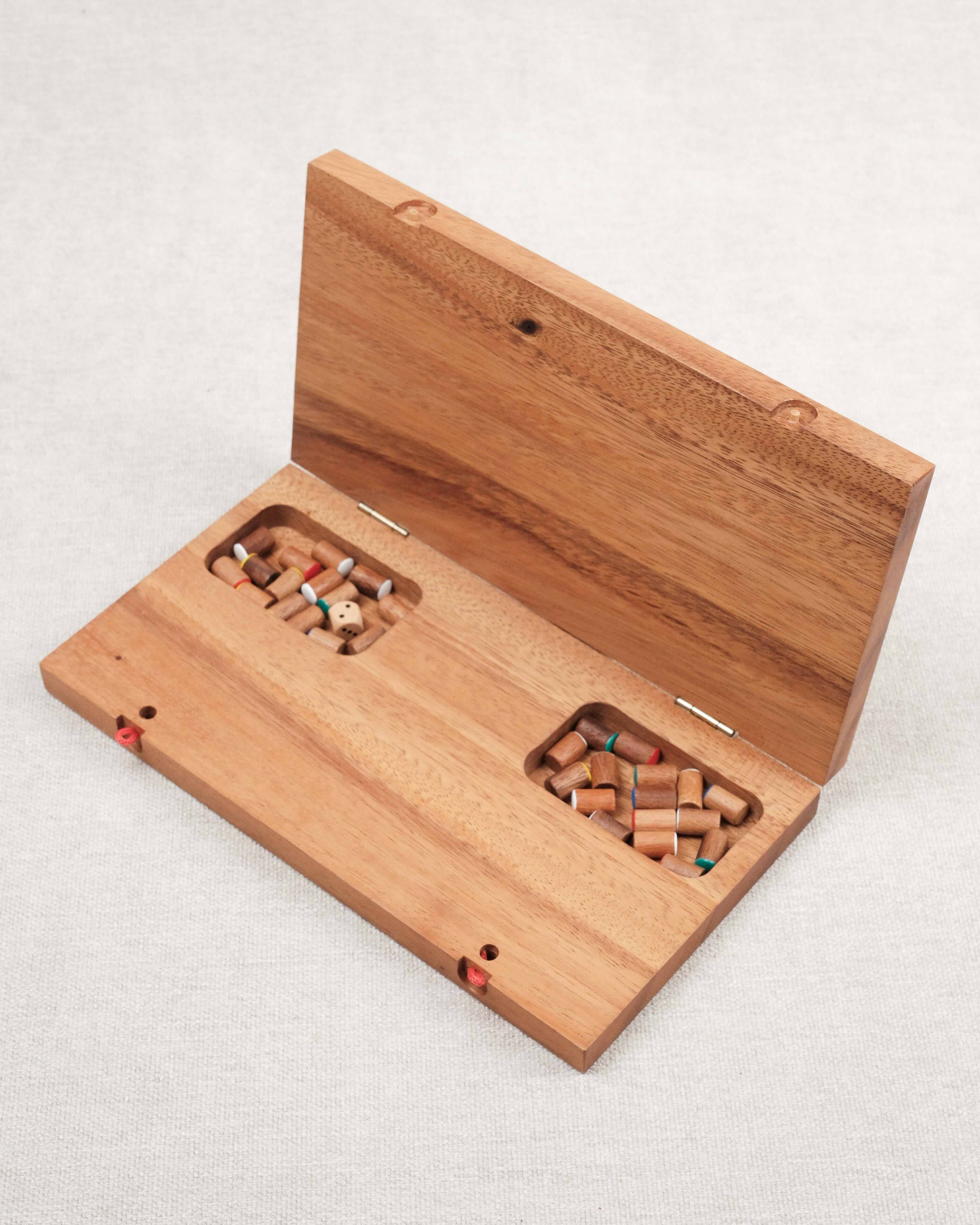 Coffret du jeu Barricade ouvert avec rangement intégré