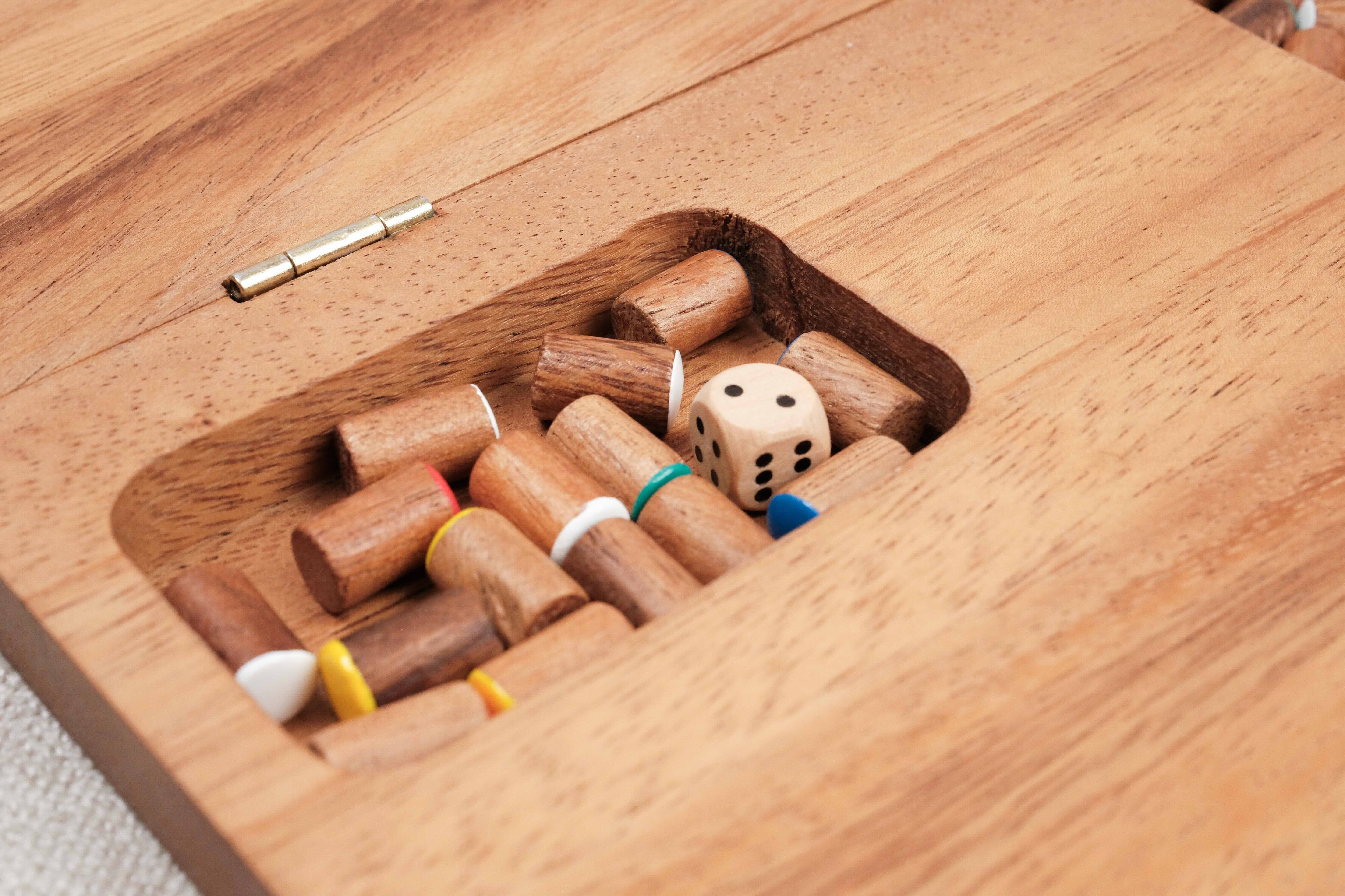 Compartiment de rangement avec pions et dé du jeu Barricade