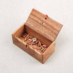 Coffret ouvert avec le dé et toutes les queues de cochon à l’intérieur