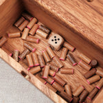 Zoom sur l’intérieur de la boîte avec les pions en vrac