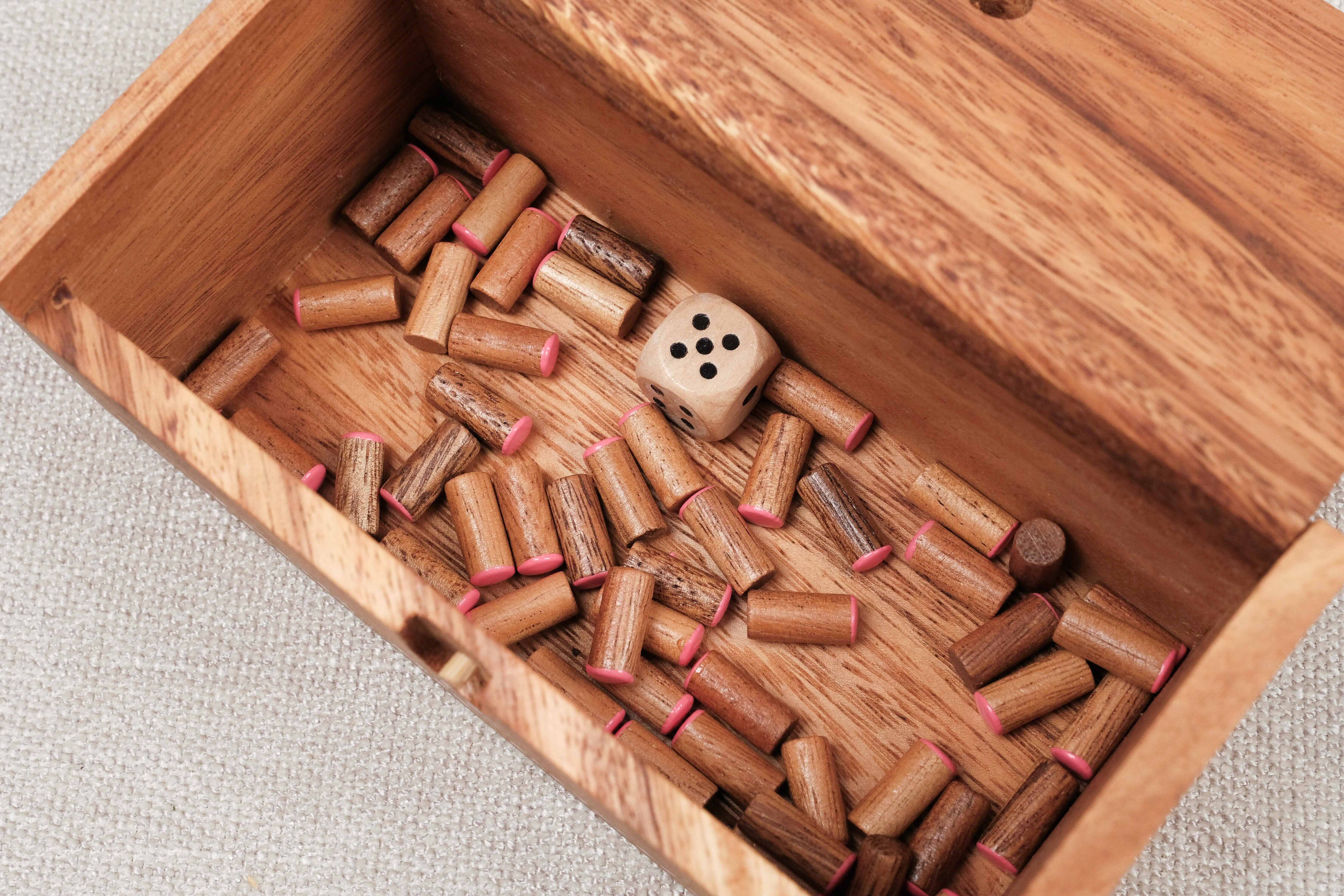 Zoom sur l’intérieur de la boîte avec les pions en vrac