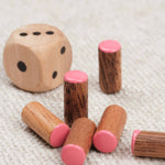 Ensemble du jeu avec tous les éléments visibles (boîte, dé, pions)