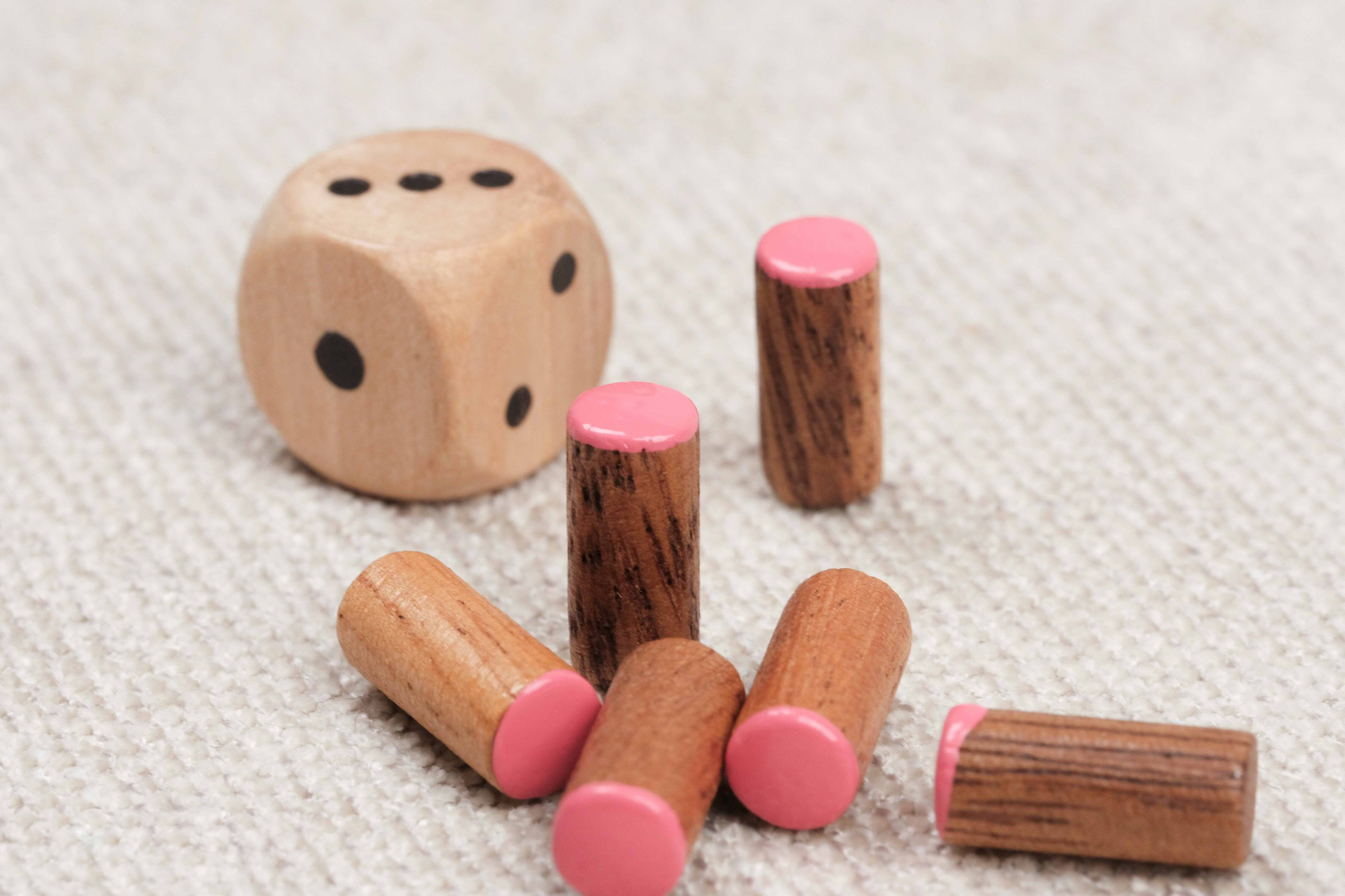 Ensemble du jeu avec tous les éléments visibles (boîte, dé, pions)