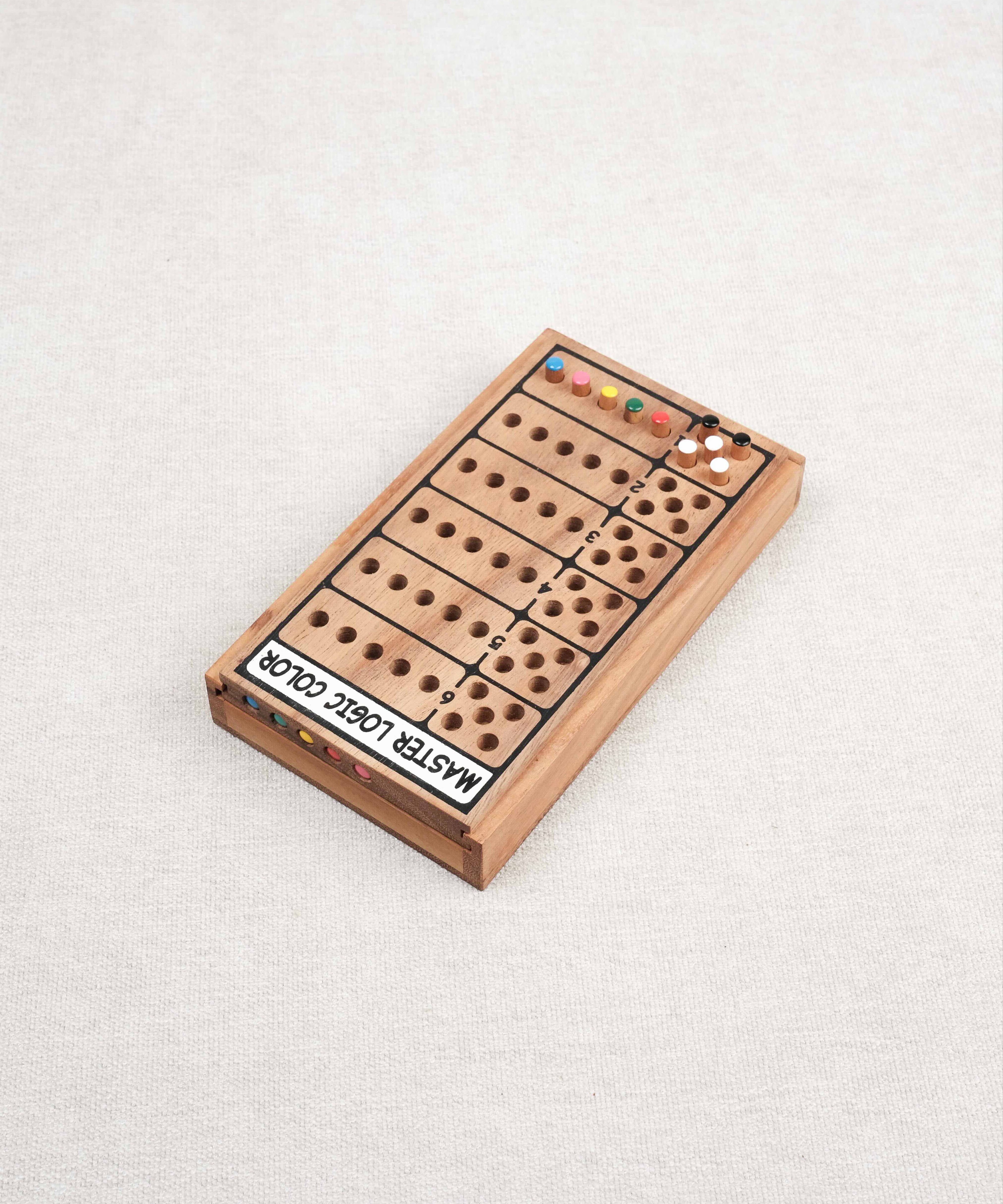 Coffret en bois du jeu Master Logic avec pions colorés