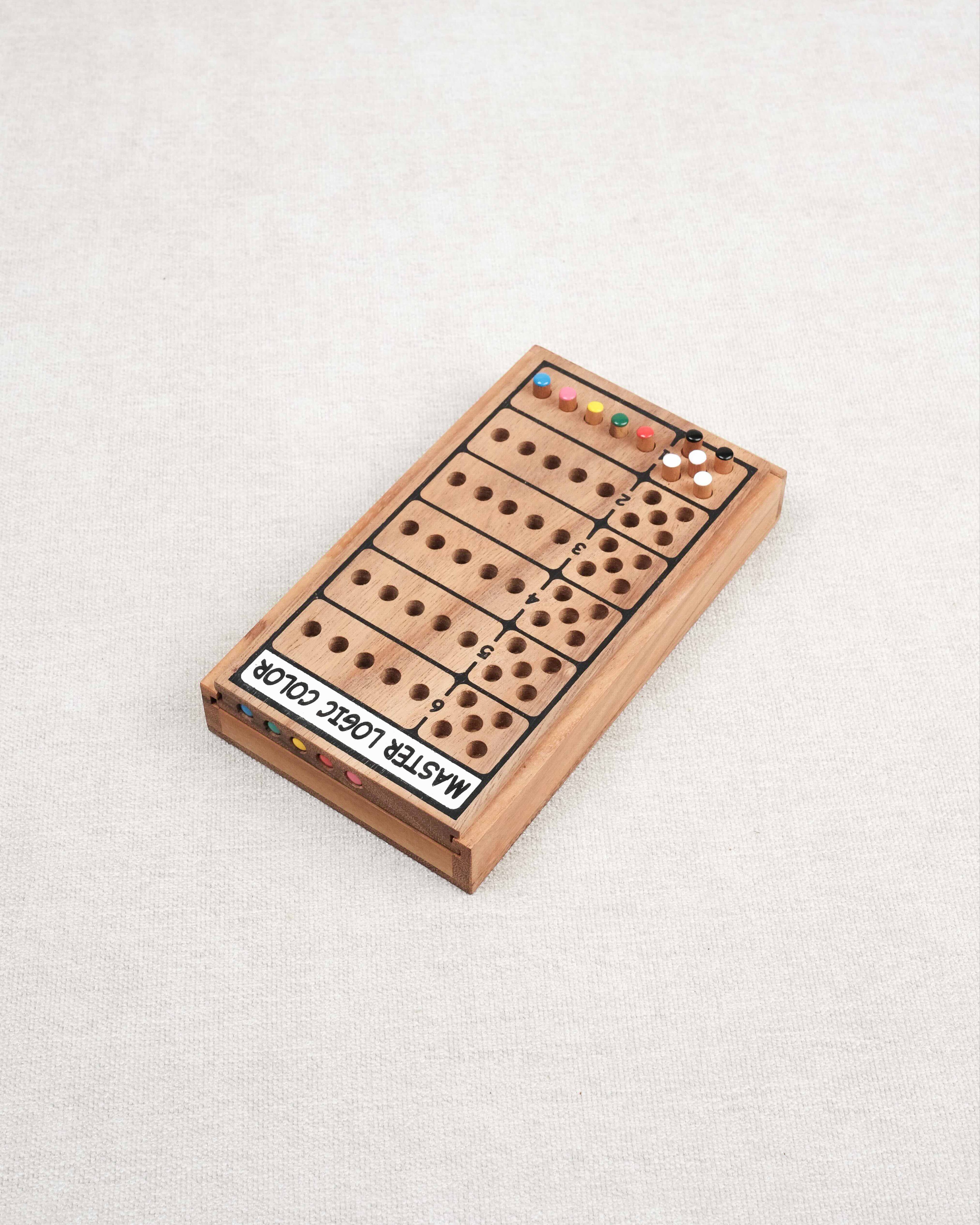 Coffret en bois du jeu Master Logic avec pions colorés