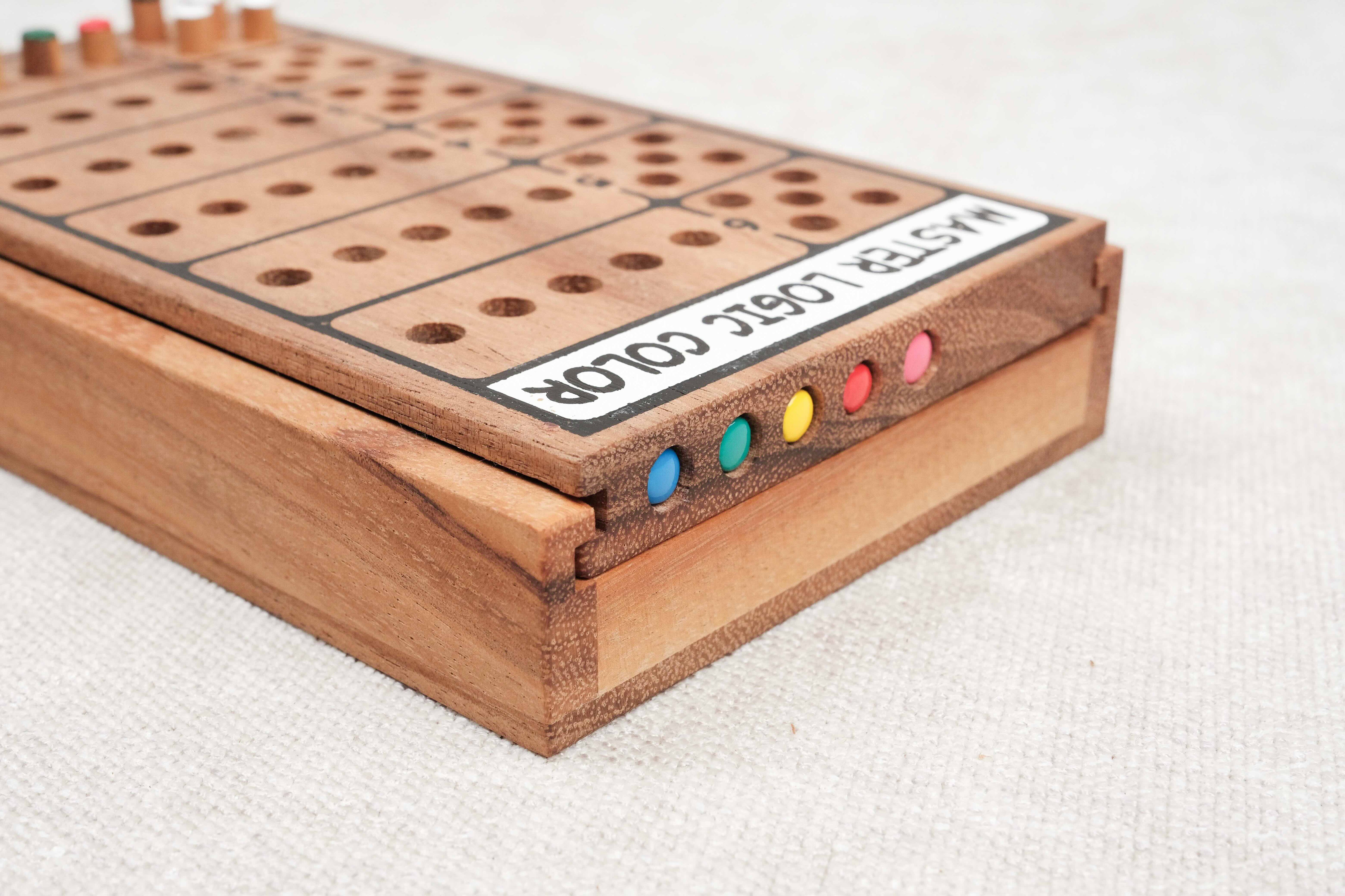 Coffret fermé avec marquage "Master Logic Color"