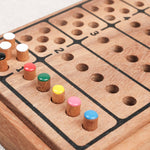 Gros plan sur les pions de couleur insérés dans la grille de Master Logic sérigraphié