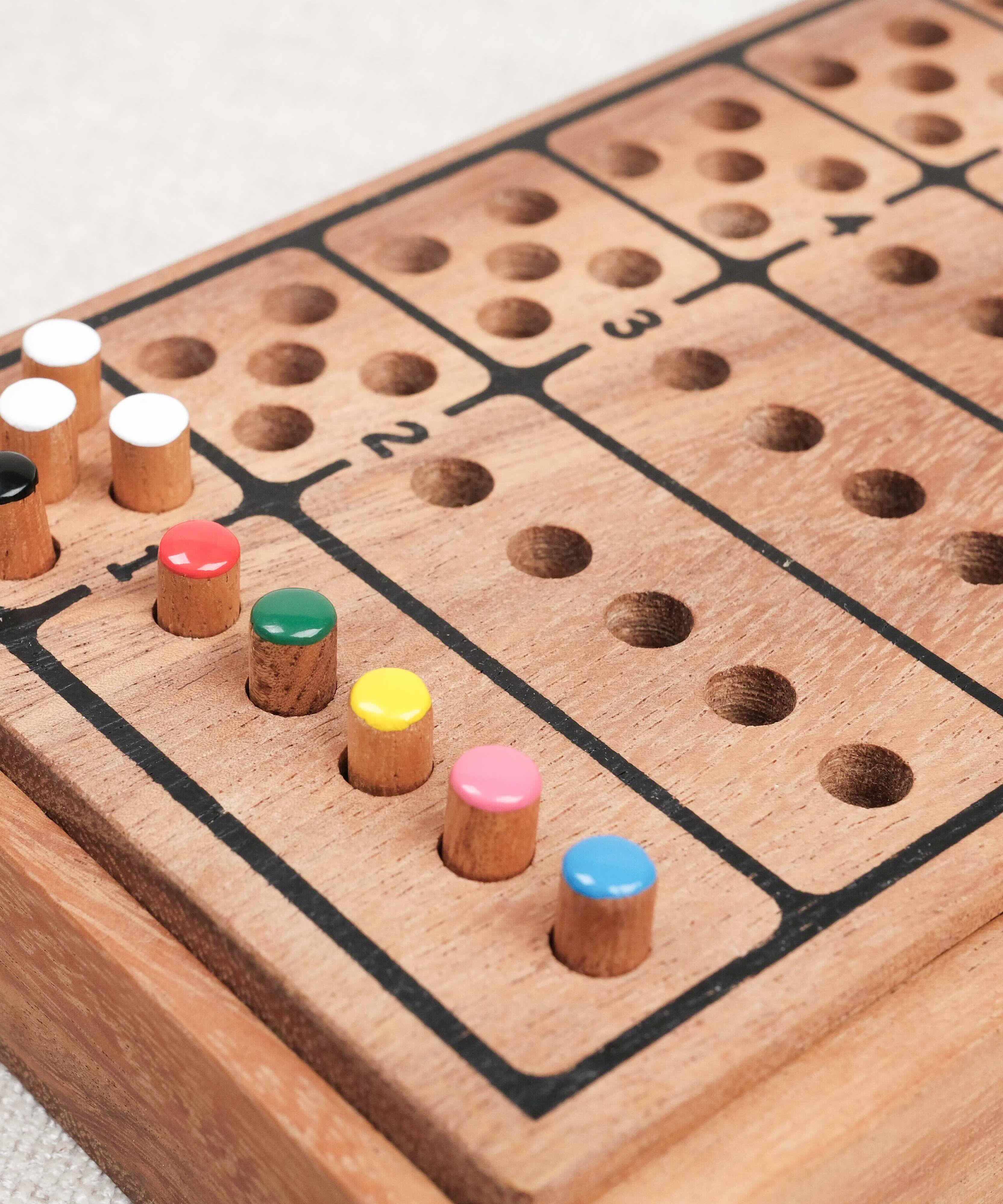 Gros plan sur les pions de couleur insérés dans la grille de Master Logic sérigraphié