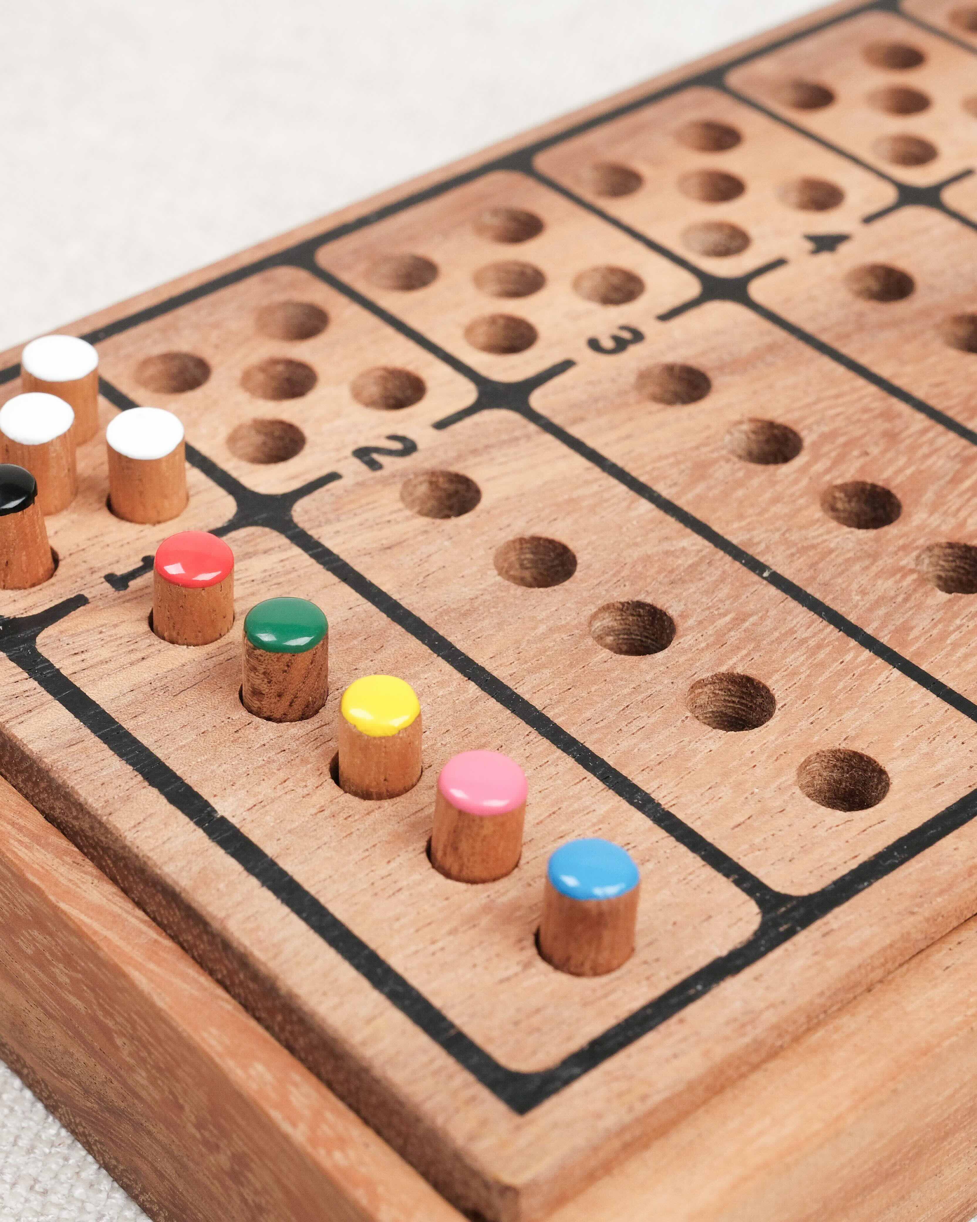 Gros plan sur les pions de couleur insérés dans la grille de Master Logic sérigraphié