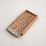 Compartiment en bois sérigraphié rempli de pions colorés