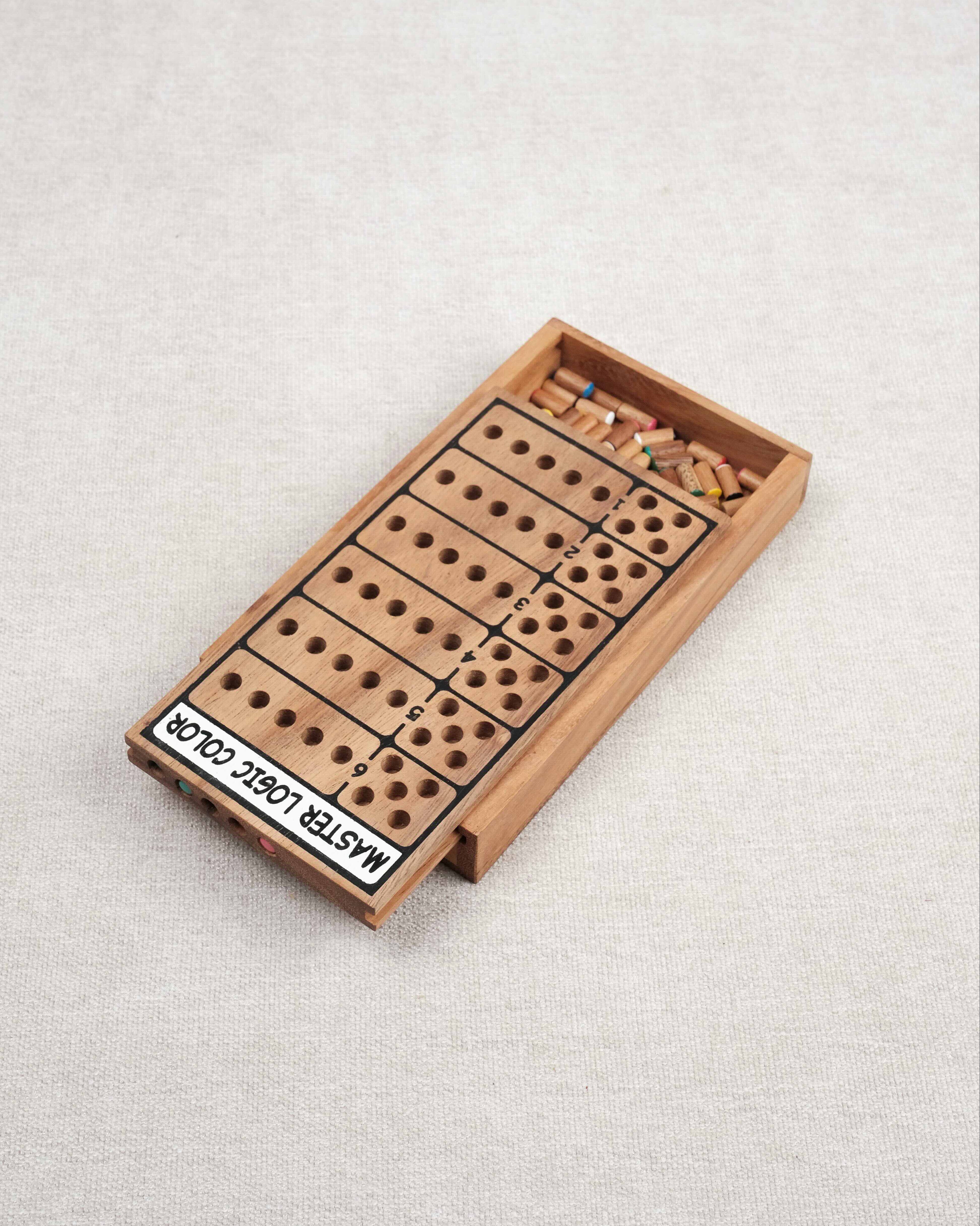 Compartiment en bois sérigraphié rempli de pions colorés