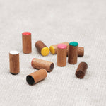 Pions en bois colorés posés sur une surface