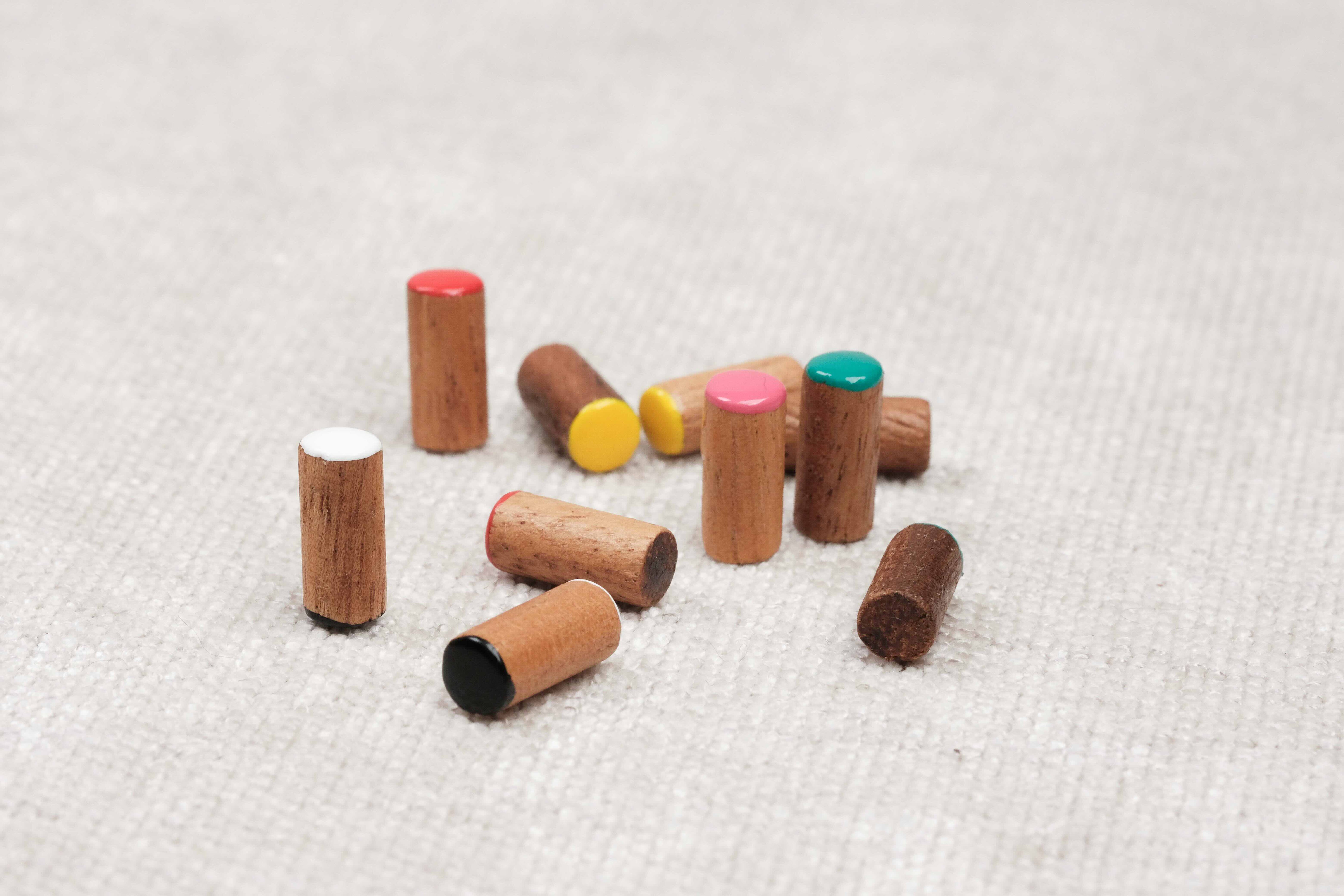 Pions en bois colorés posés sur une surface