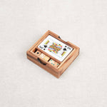 Vue d’ensemble de la boîte en bois ouverte avec cartes et dés bien rangés