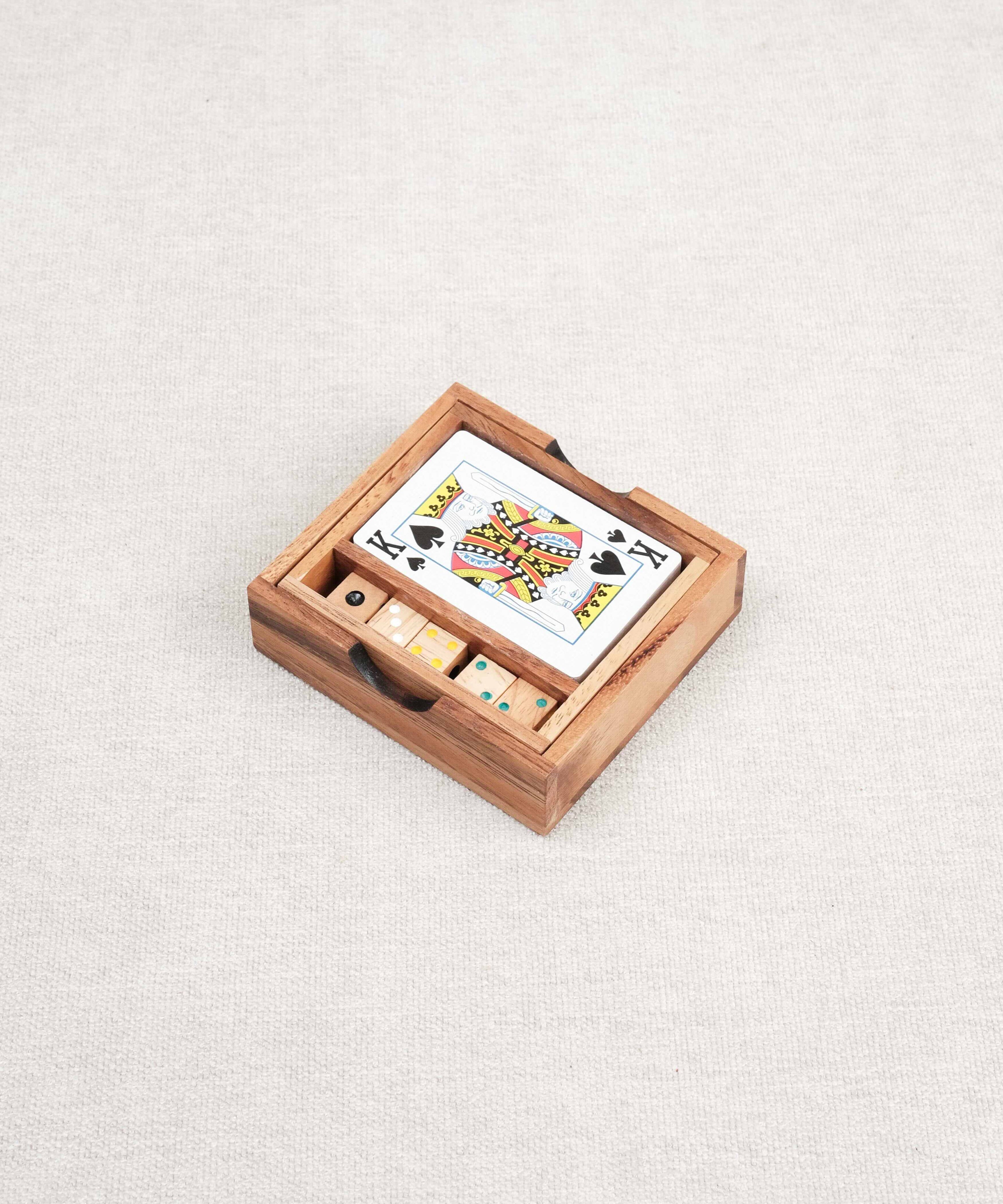 Vue d’ensemble de la boîte en bois ouverte avec cartes et dés bien rangés