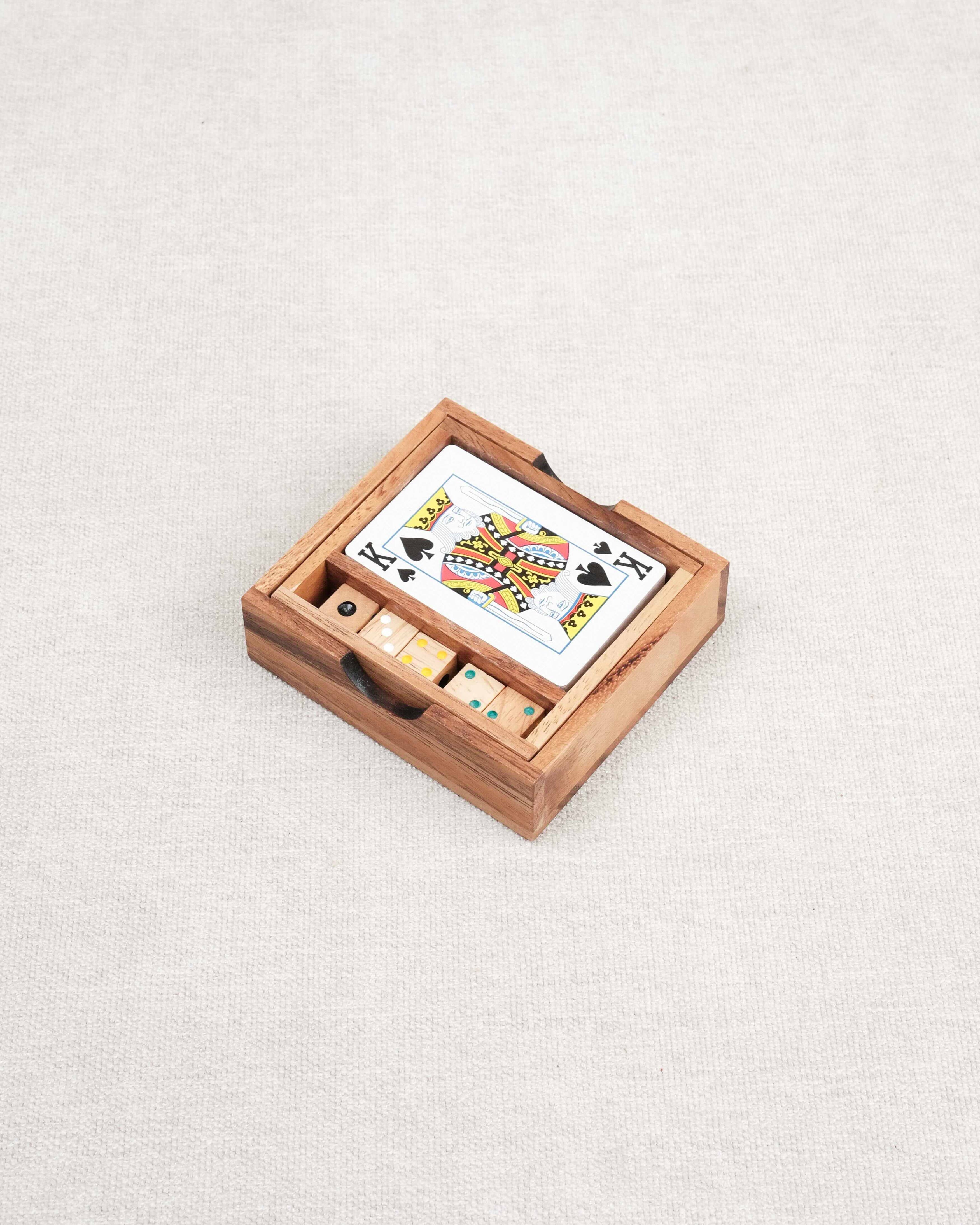 Vue d’ensemble de la boîte en bois ouverte avec cartes et dés bien rangés