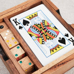 Vue du coffret en bois avec le roi de pique visible sur le dessus