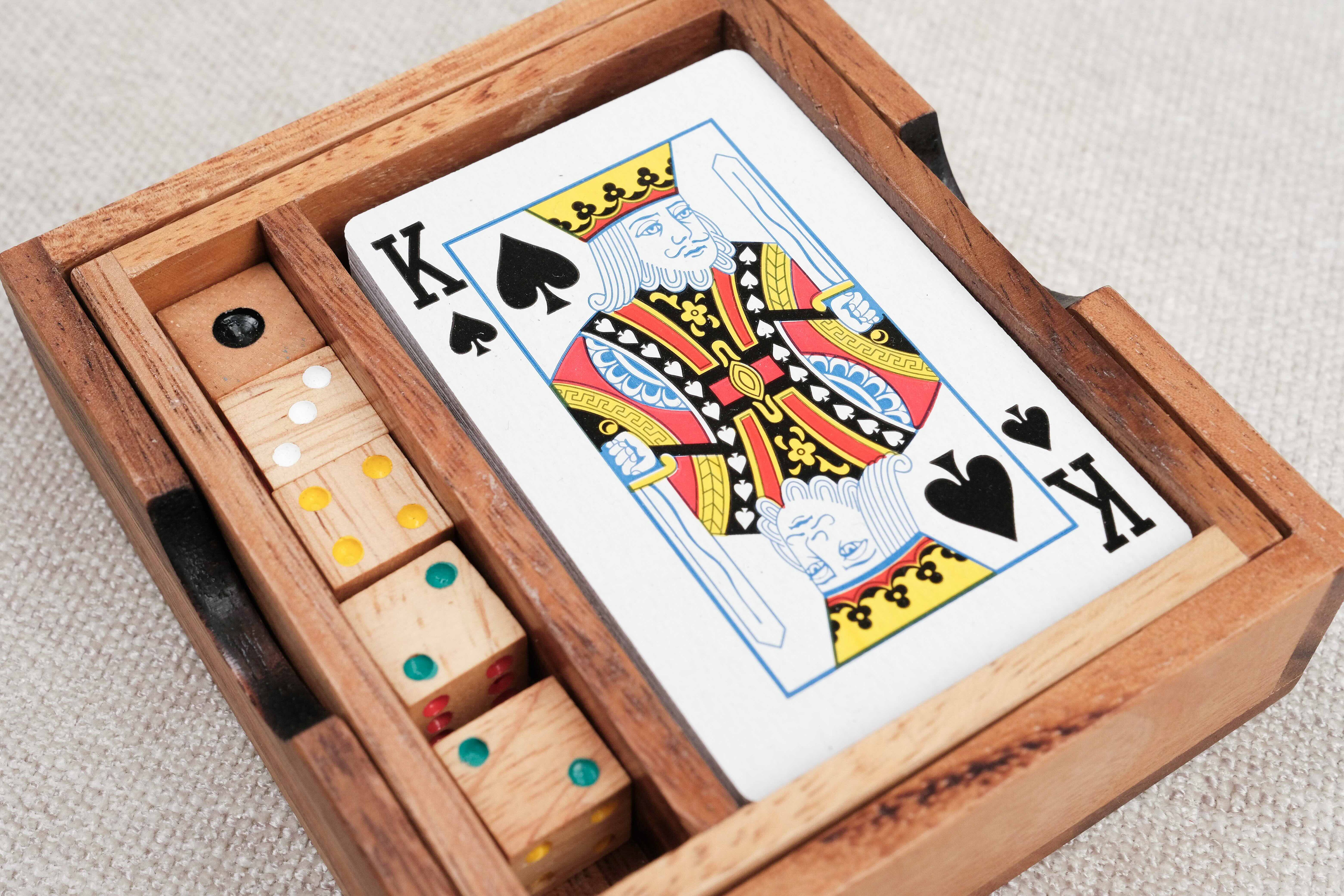 Vue du coffret en bois avec le roi de pique visible sur le dessus