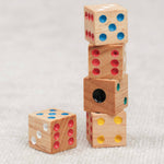 Gros plan sur les dés colorés sortis de la boîte