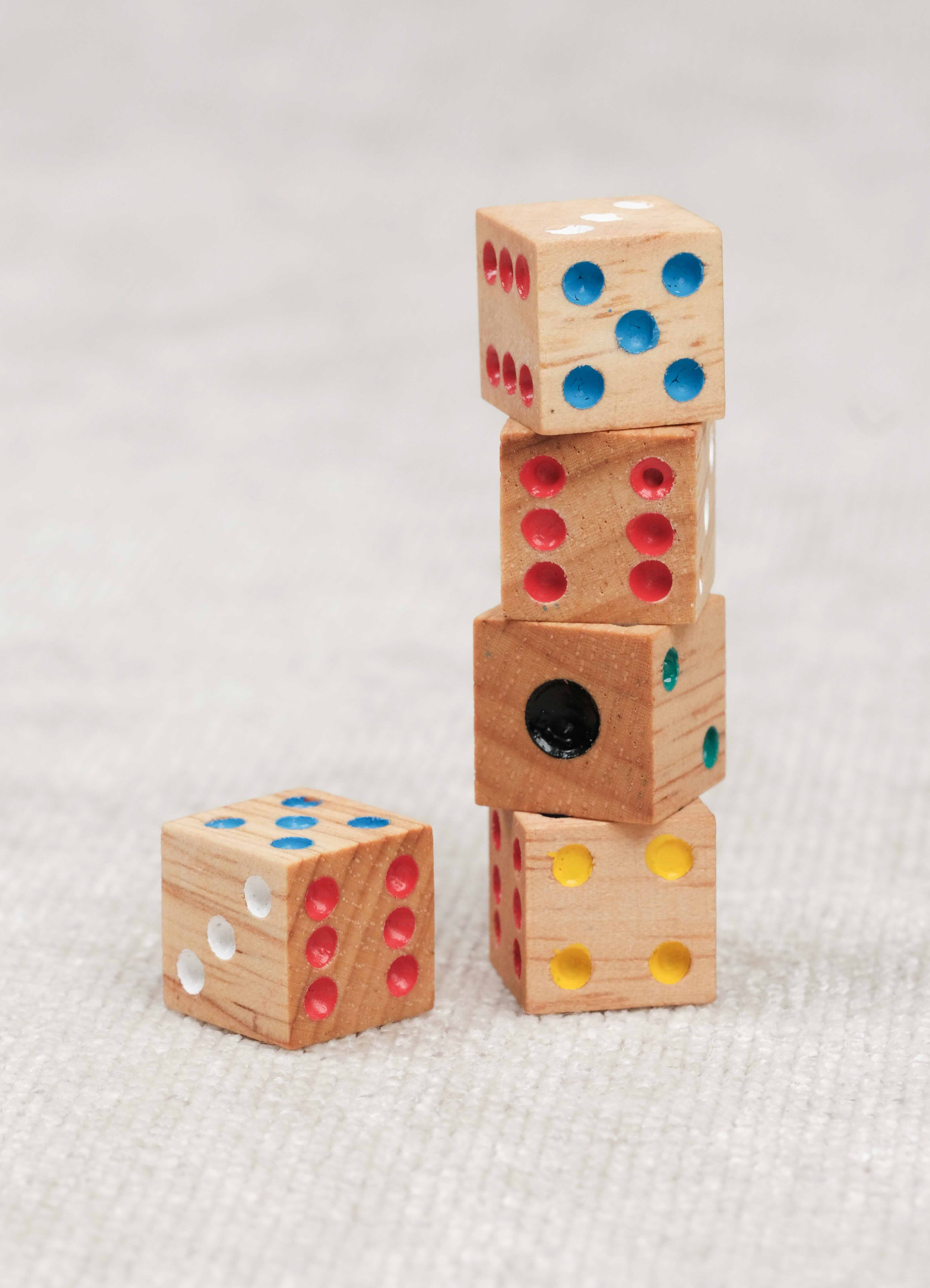 Gros plan sur les dés colorés sortis de la boîte