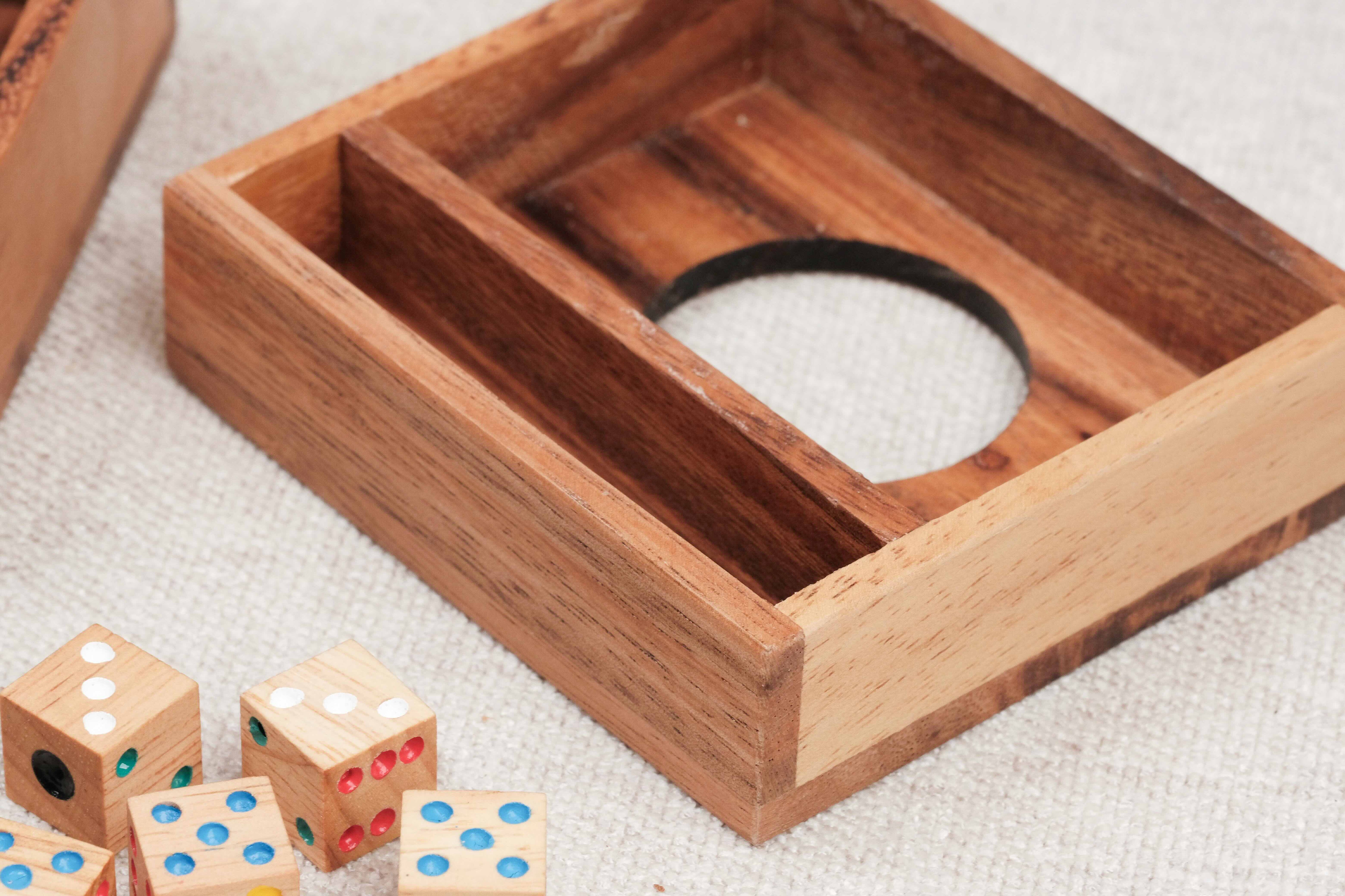 Compartiment vide du coffret cartes et dés en bois avec espace pour dés et cartes