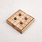 Plateau en bois du jeu Le Mystrio avec pions posés.