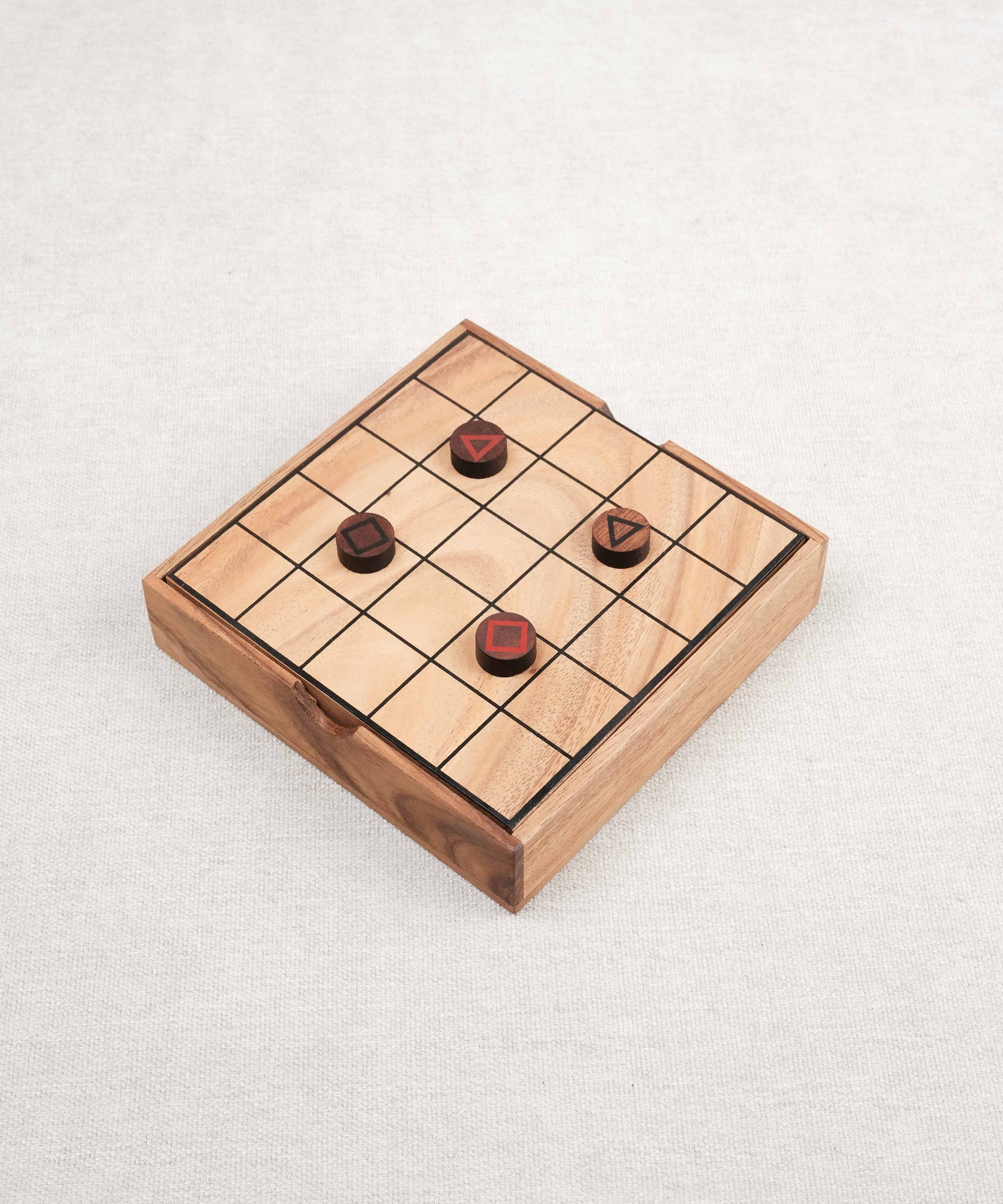 Plateau en bois du jeu Le Mystrio avec pions posés.