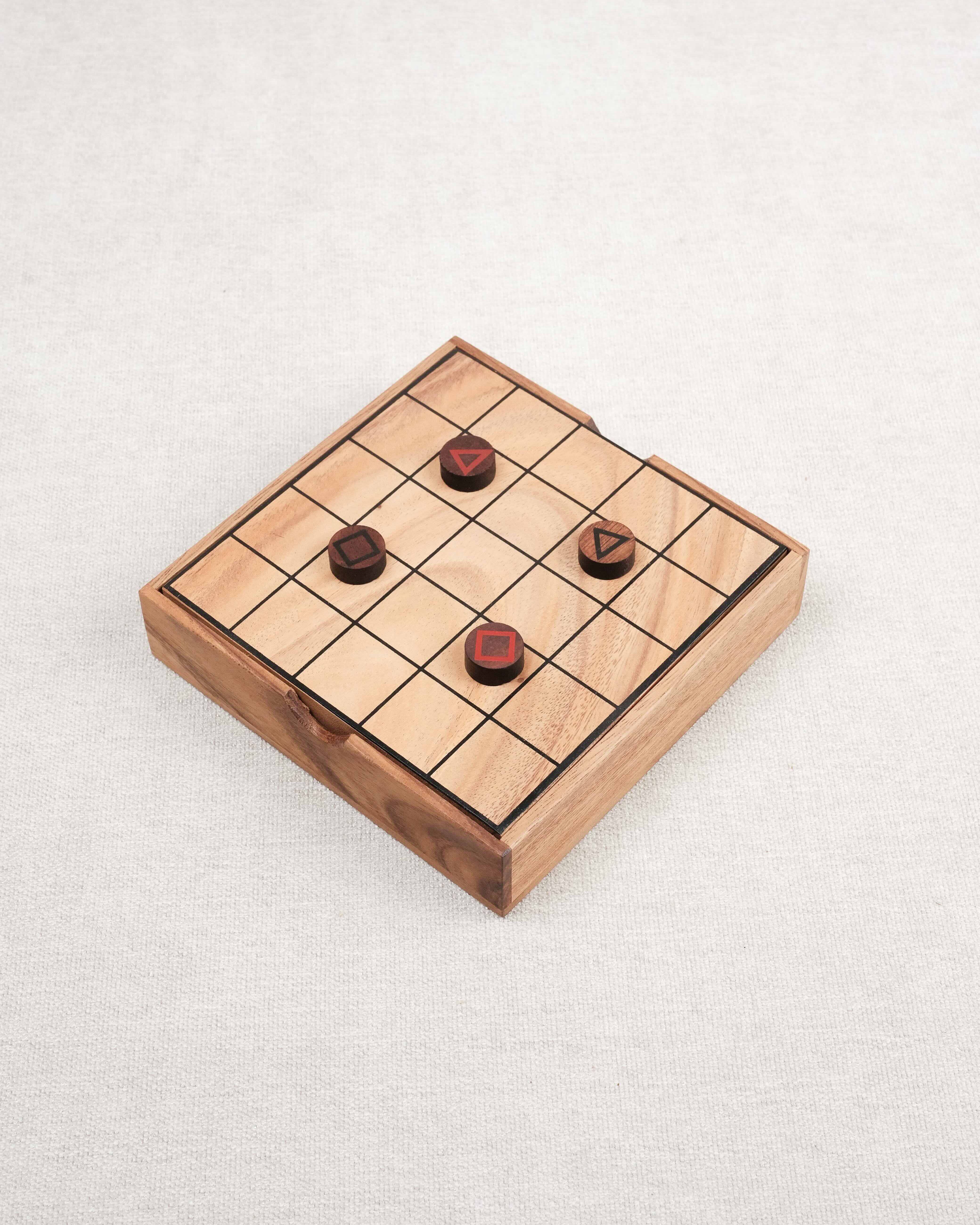 Plateau en bois du jeu Le Mystrio avec pions posés.