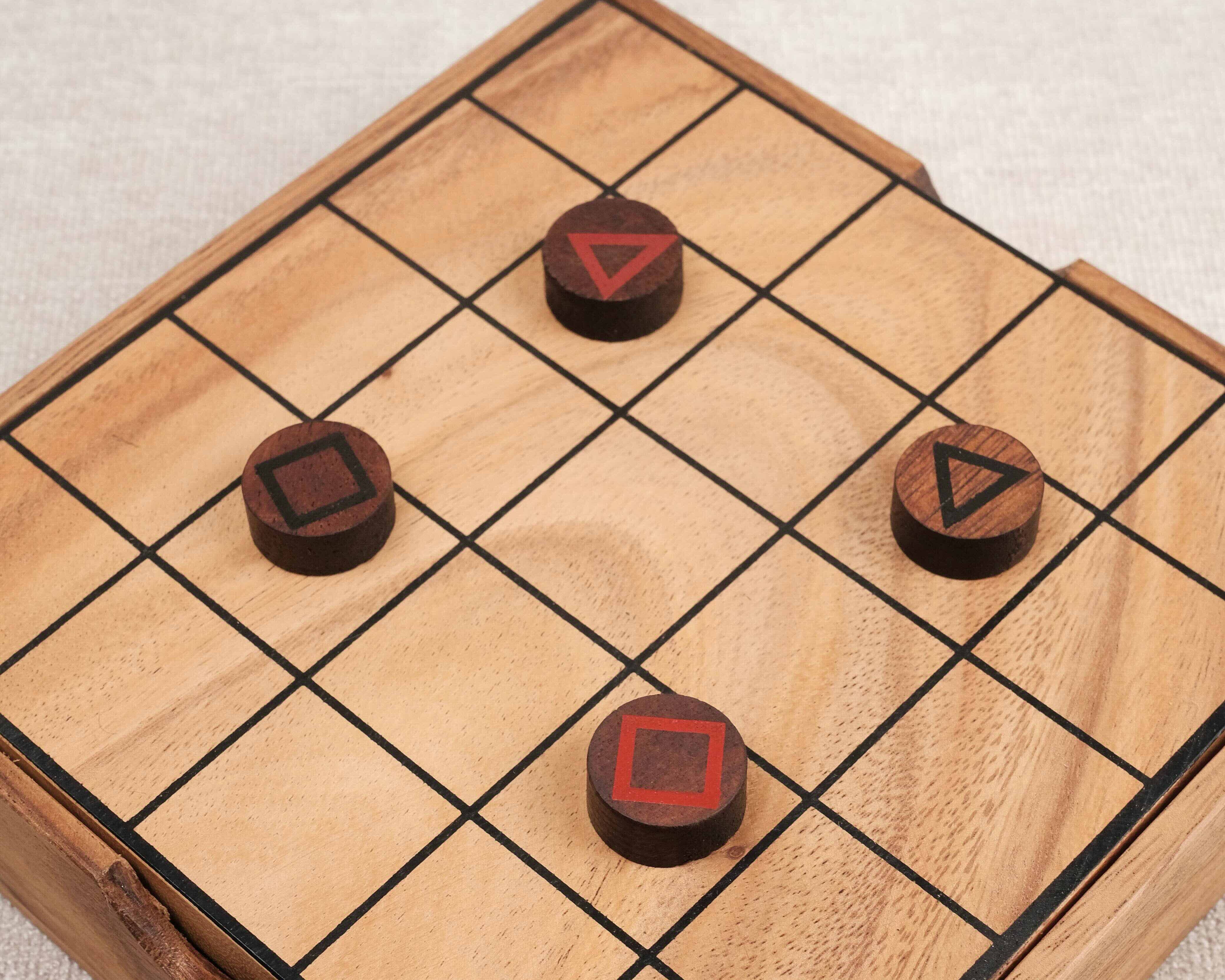 Partie en cours du jeu de stratégie Le Mystrio sur plateau en bois.