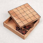 Boîte ouverte du jeu Le Mystrio avec pions rangés.