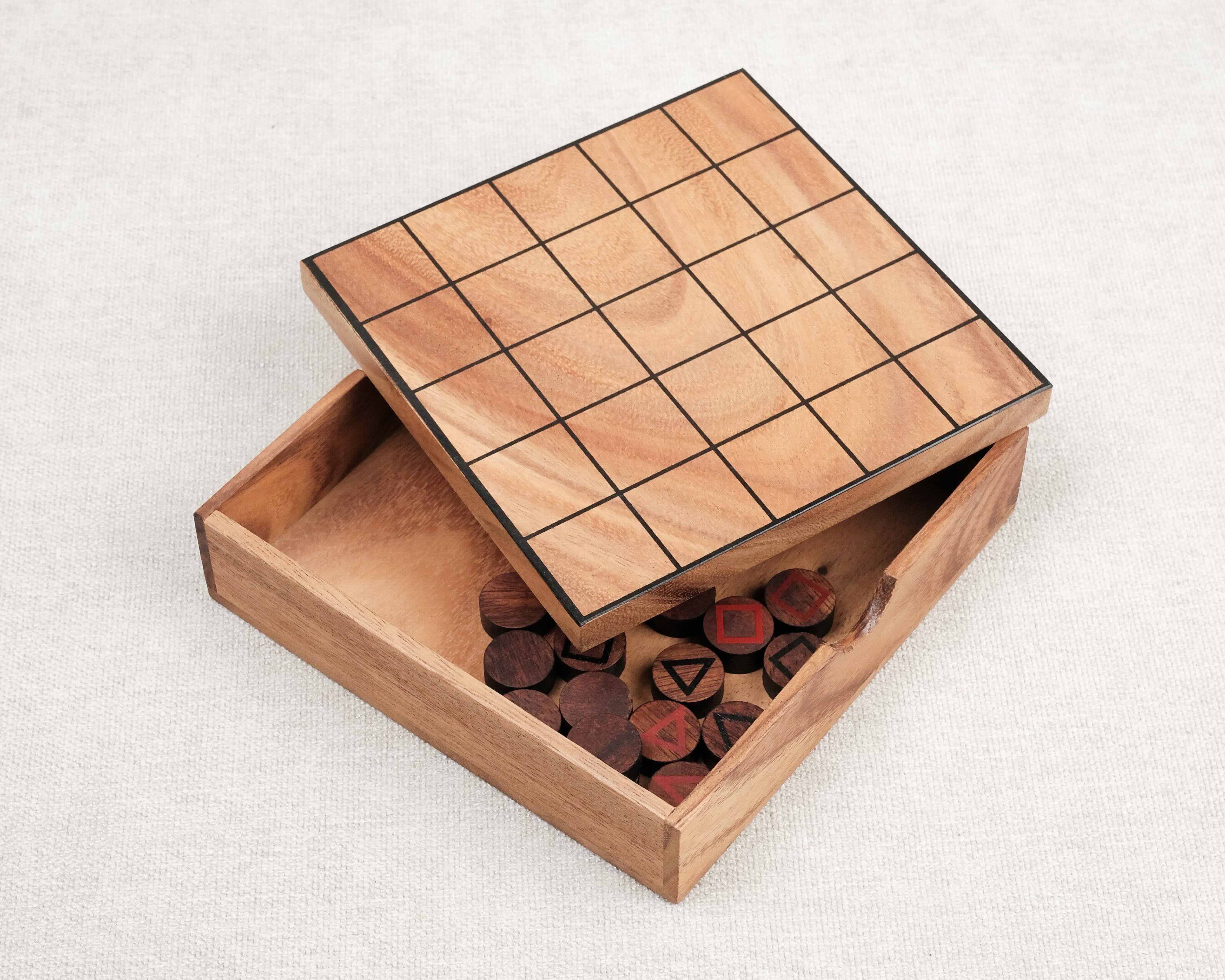 Boîte ouverte du jeu Le Mystrio avec pions rangés.