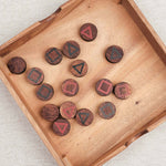 Ensemble des pions du Mystrio mélangés dans leur boîte en bois.