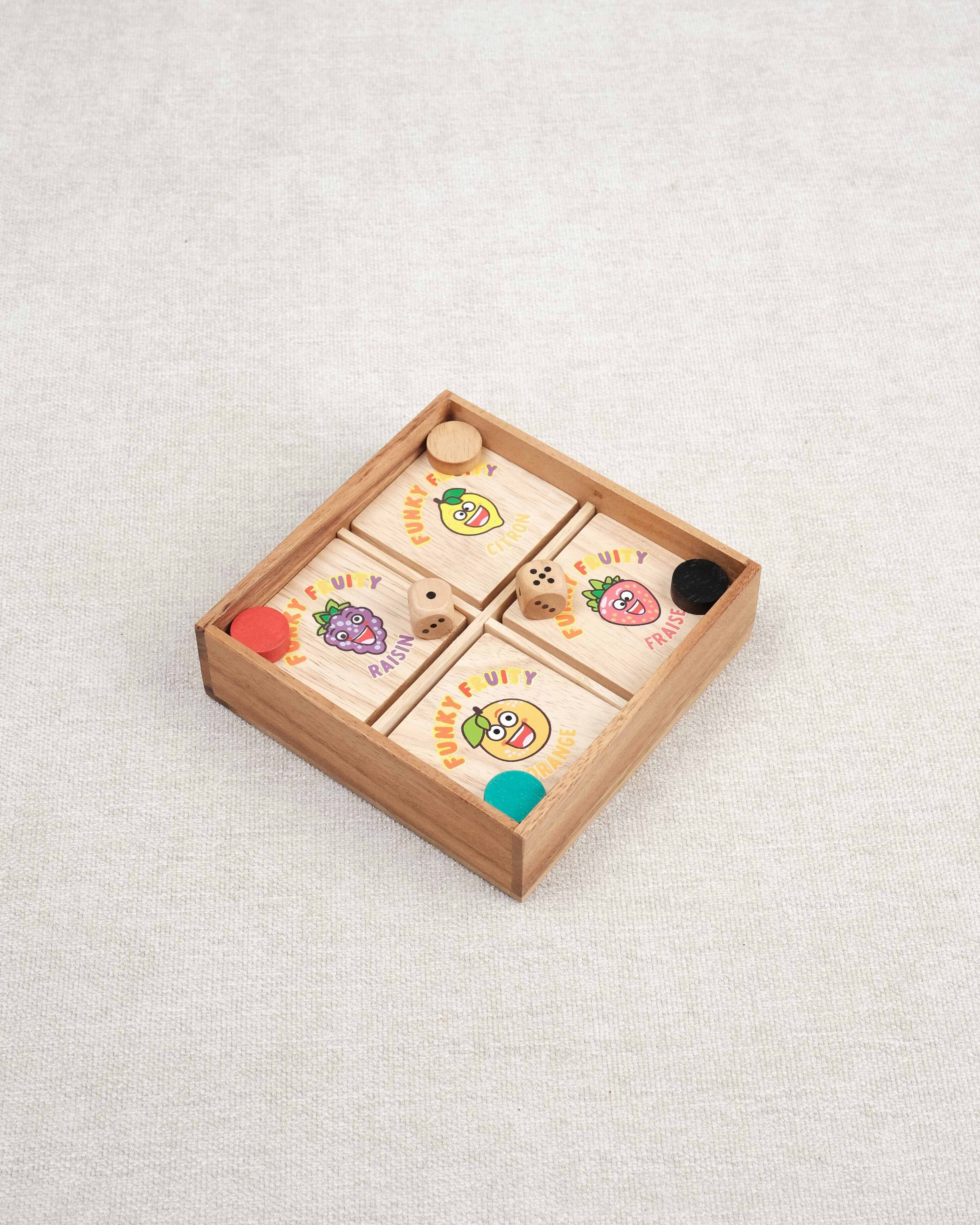 Jeu Funky Fruity en bois avec fruits illustrés et pions colorés.