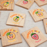 Plaquettes en bois illustrées avec des fruits colorés Funky Fruity.