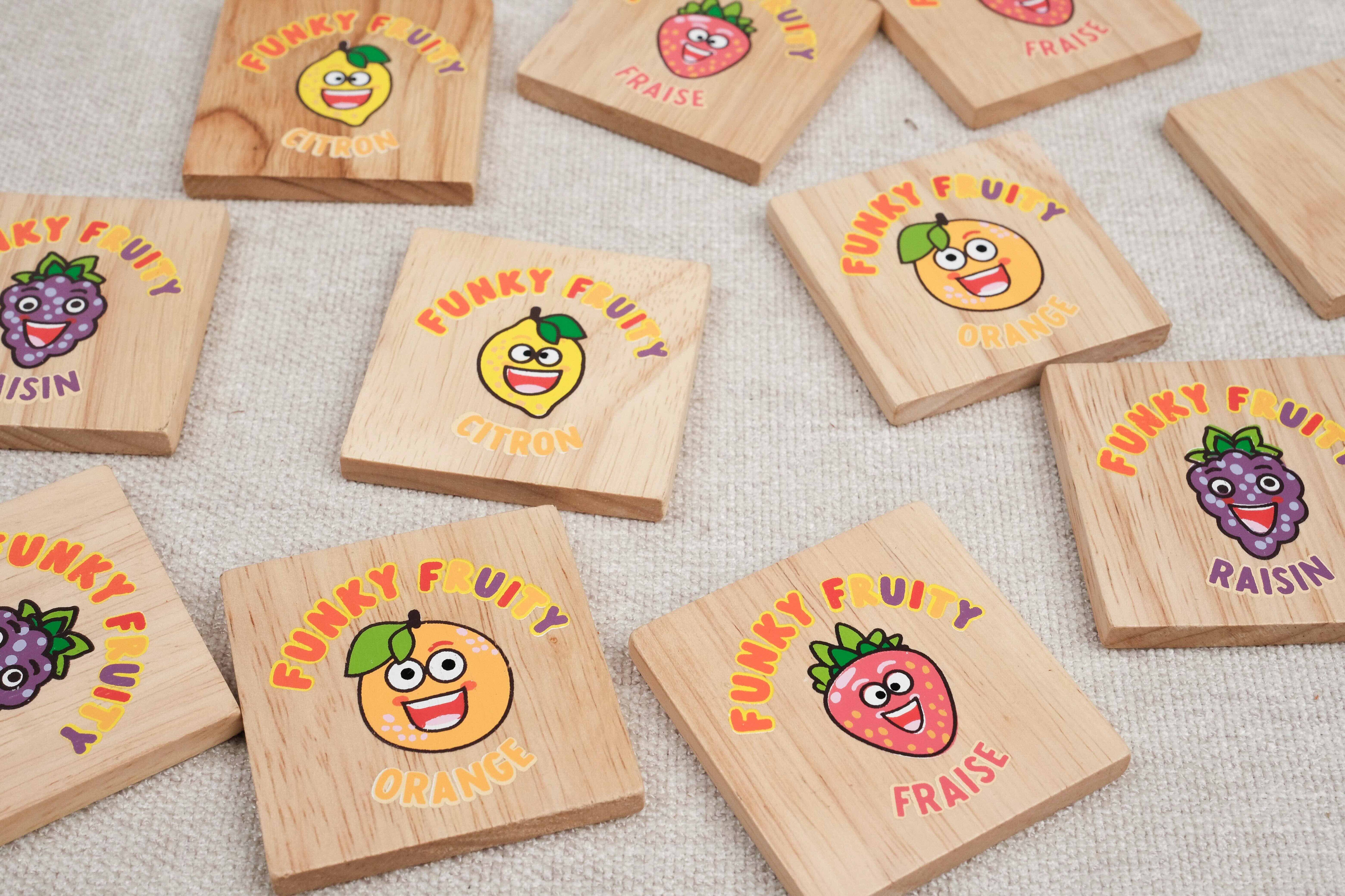 Plaquettes en bois illustrées avec des fruits colorés Funky Fruity.