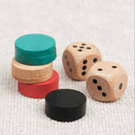 Dés et pions colorés en bois du jeu Funky Fruity.