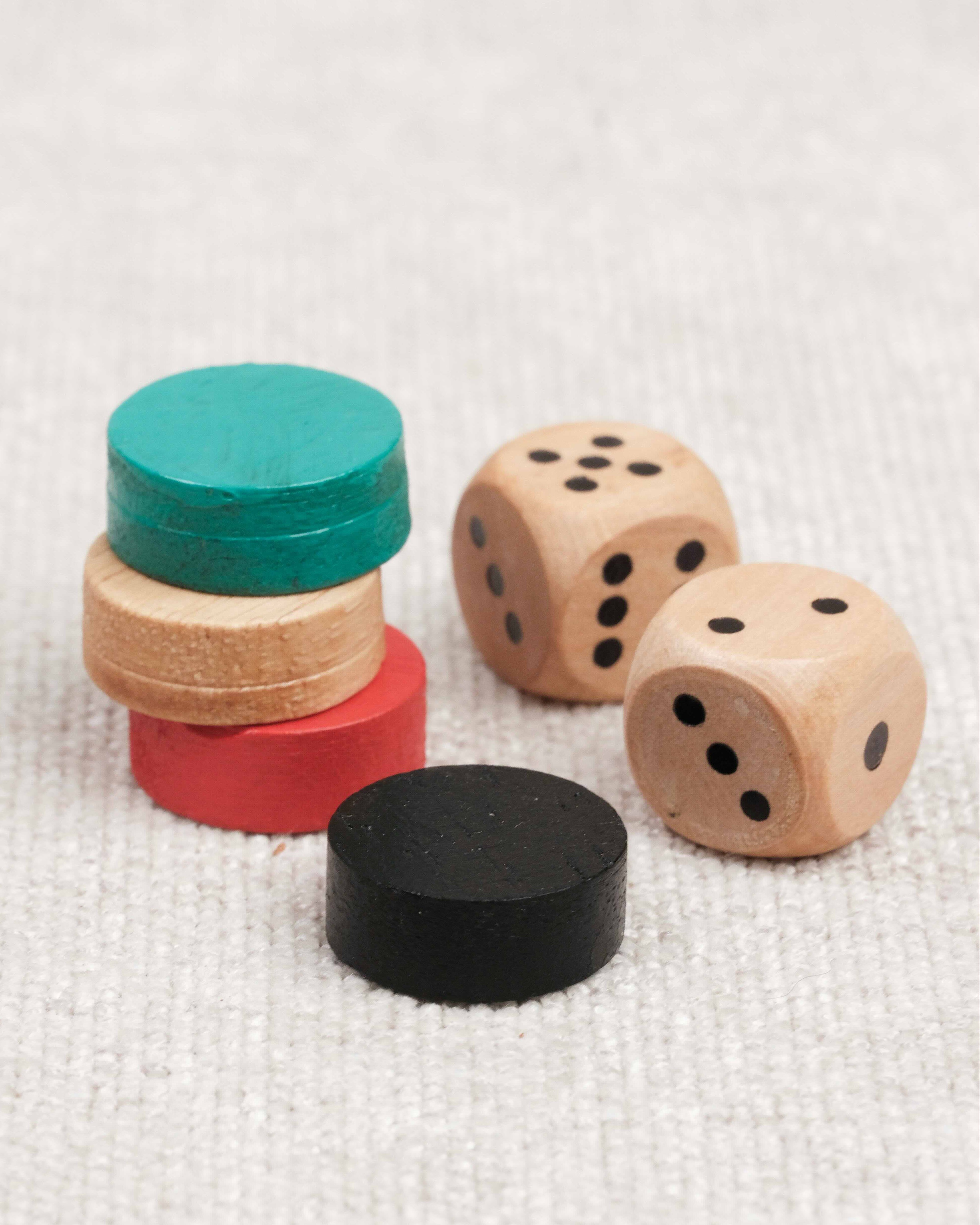 Dés et pions colorés en bois du jeu Funky Fruity.