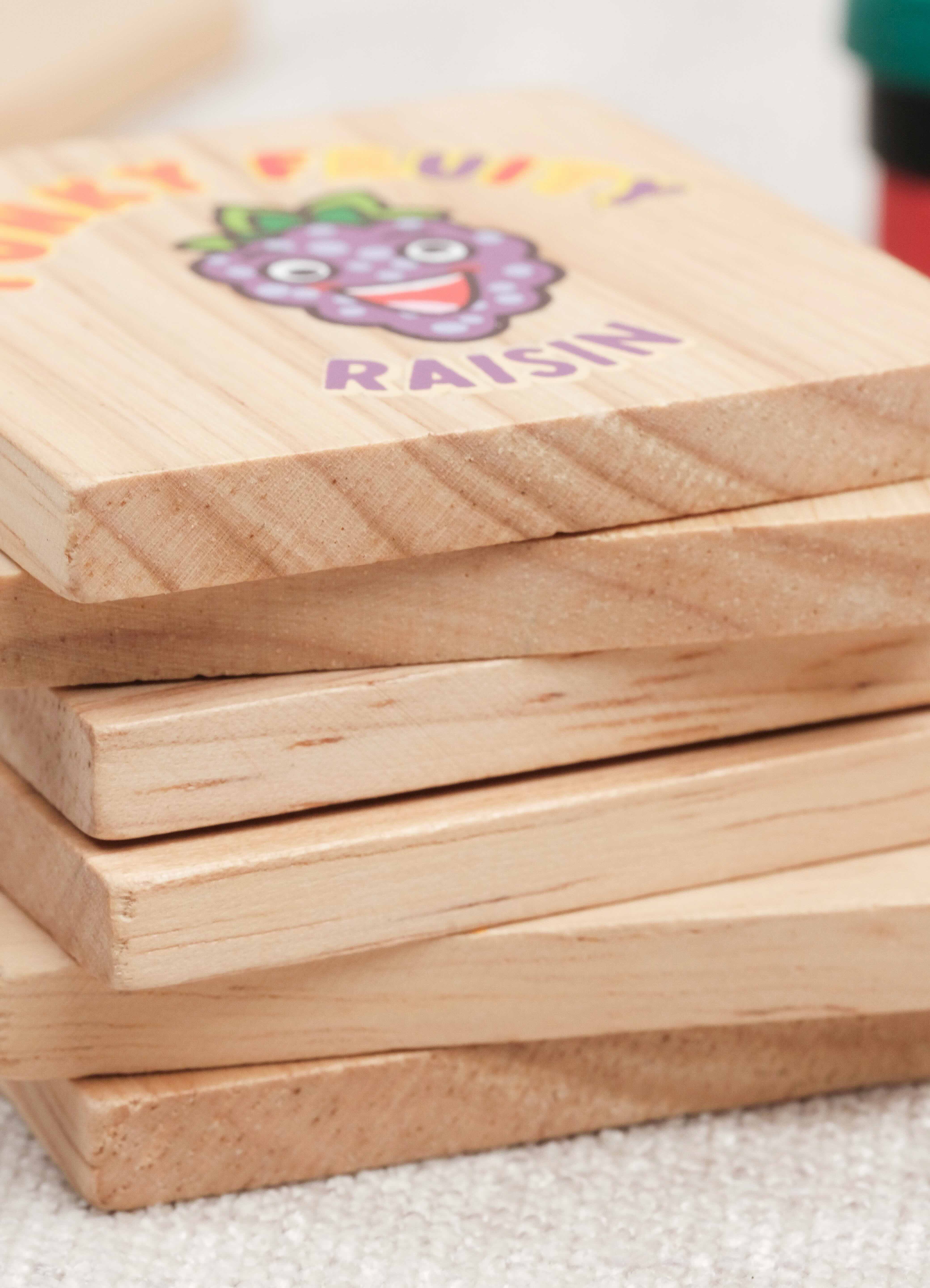 Gros plan sur une plaquette "raisin" du jeu Funky Fruity.