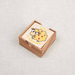 Plateau en bois du jeu À Poil le Mouton avec coffret fermé et mouton jaune illustré.