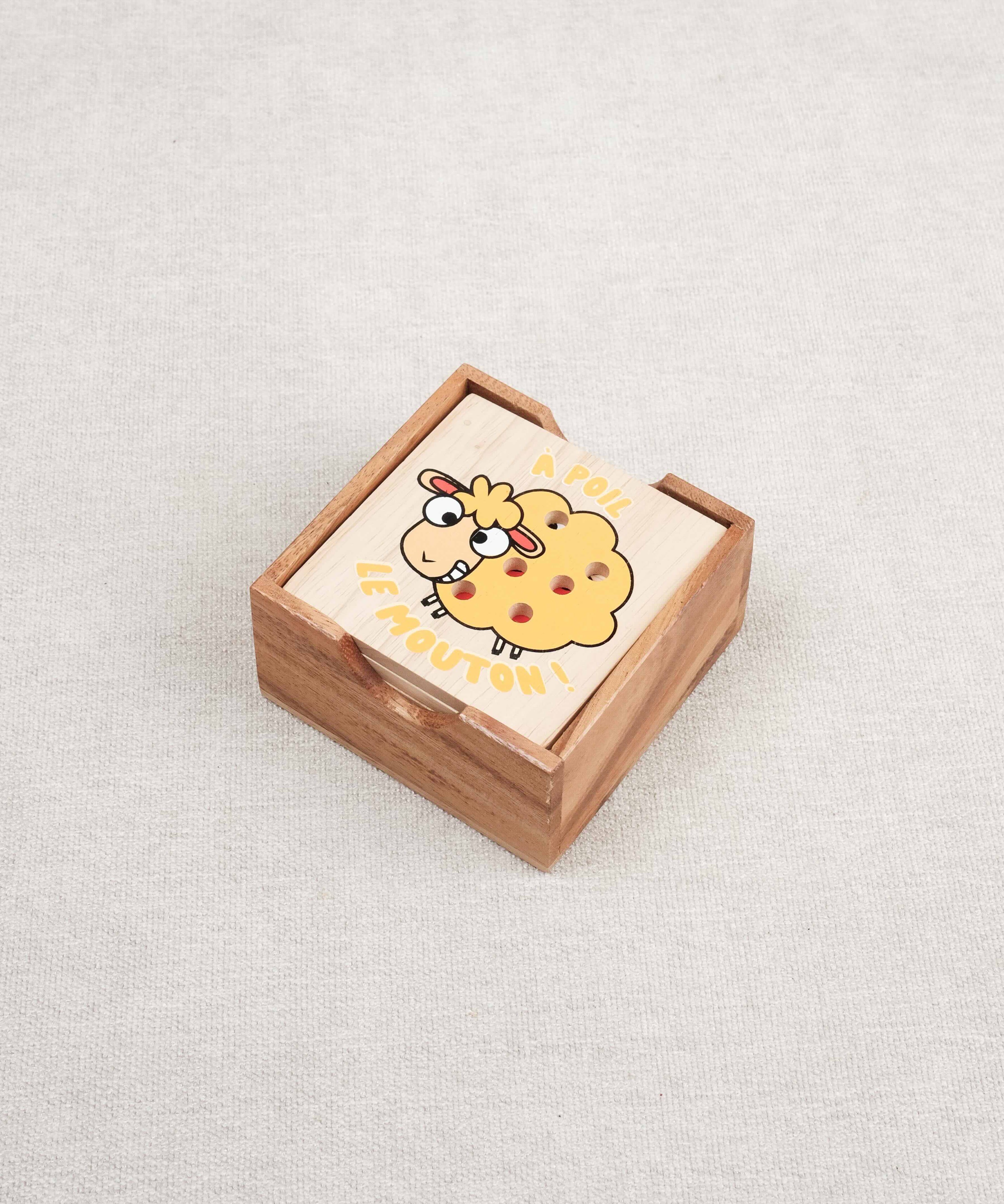 Plateau en bois du jeu À Poil le Mouton avec coffret fermé et mouton jaune illustré.