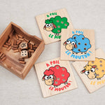 Coffret ouvert du jeu À Poil le Mouton avec plaquettes colorées et pions en bois.